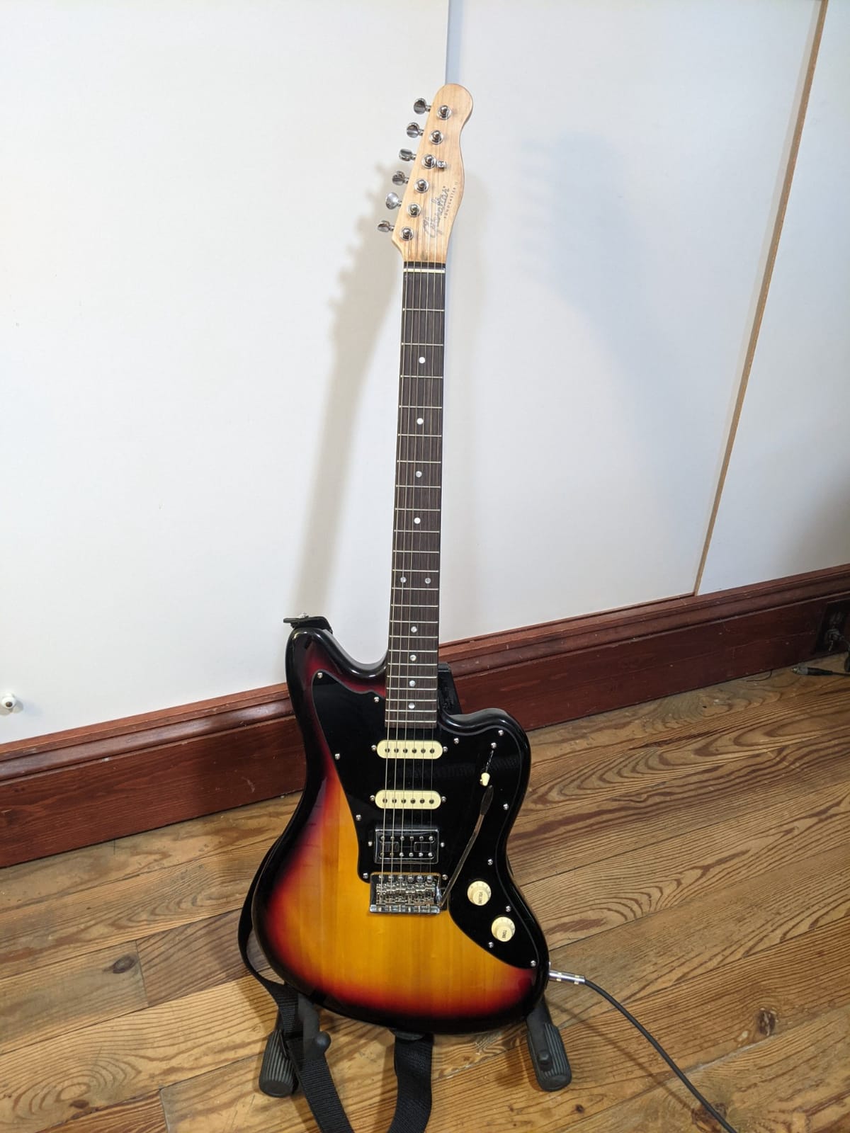 Monoprice Offset OS20 Classic Electric Guitar - Right Handed, Basswood Body, Gig Bag, Sunburst - Indio Series customer photo 2