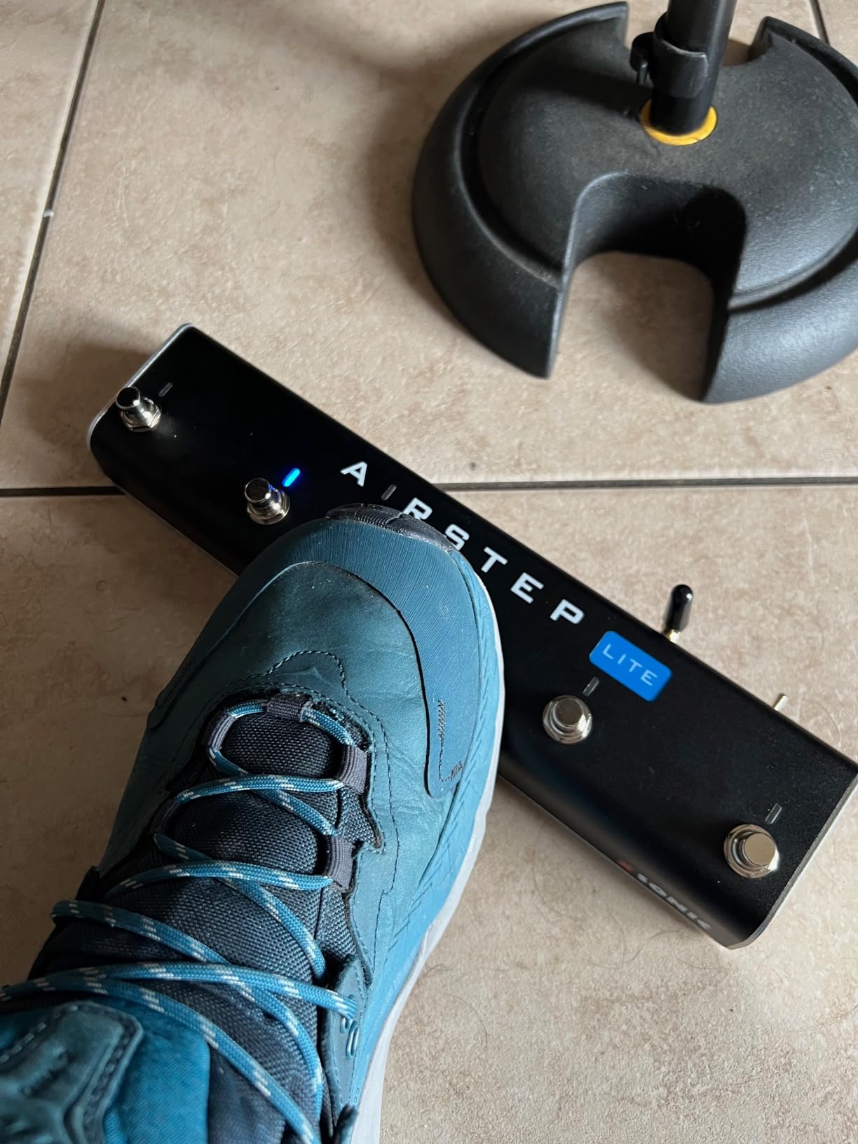 XSONIC Airstep Lite MIDI, HID Wireless Controller with 5 Footswitch, 300H Playtime, Support DAW(Cubase, Ableton Live), Plugin(Bias Fx, Neural DSP), Youtube Video, Page, Atem, Hands Free Controller customer photo 2