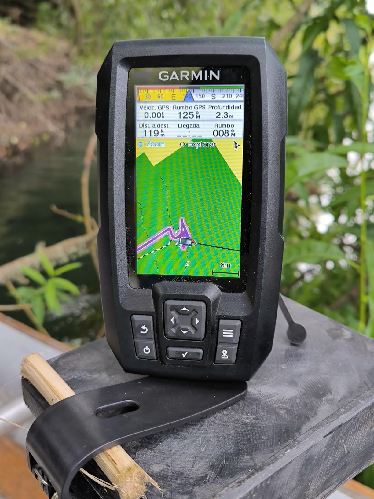 Garmin Striker Vivid 4cv Fishfinder with Transducer - 4-inch LCD Display - Easy-to-Use Scanning Sonar - Color Palettes (010-02550-00) customer photo 1