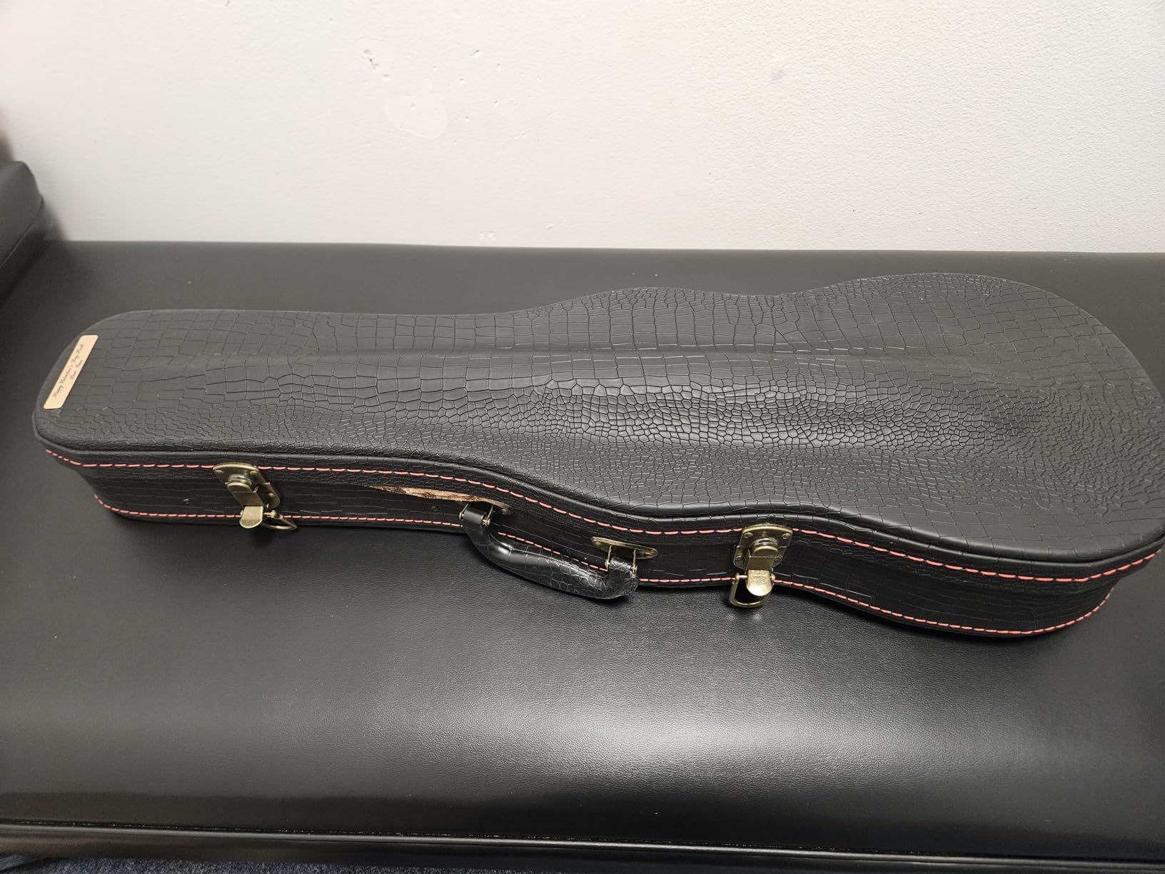 4/4 Full Size Violin Case, Plush Interior Wooden Hard Case With Hygrometer, Crocodile Pattern Leather Bulge Surface Case (Black) customer photo 2
