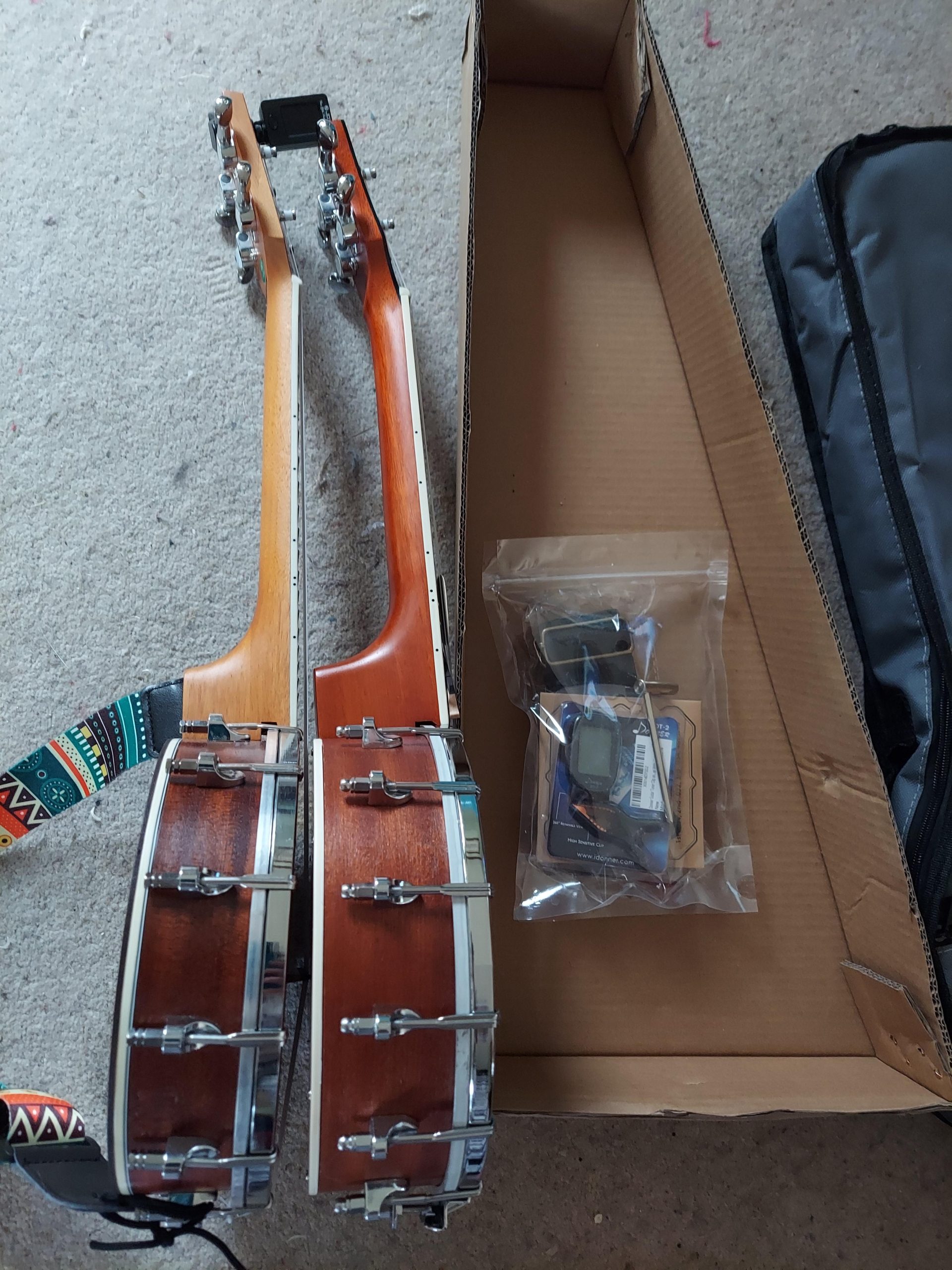 Donner Banjolele 4 String Banjo Ukulele kit with Banjo Tuners, Gig Bag, Picks customer photo 1