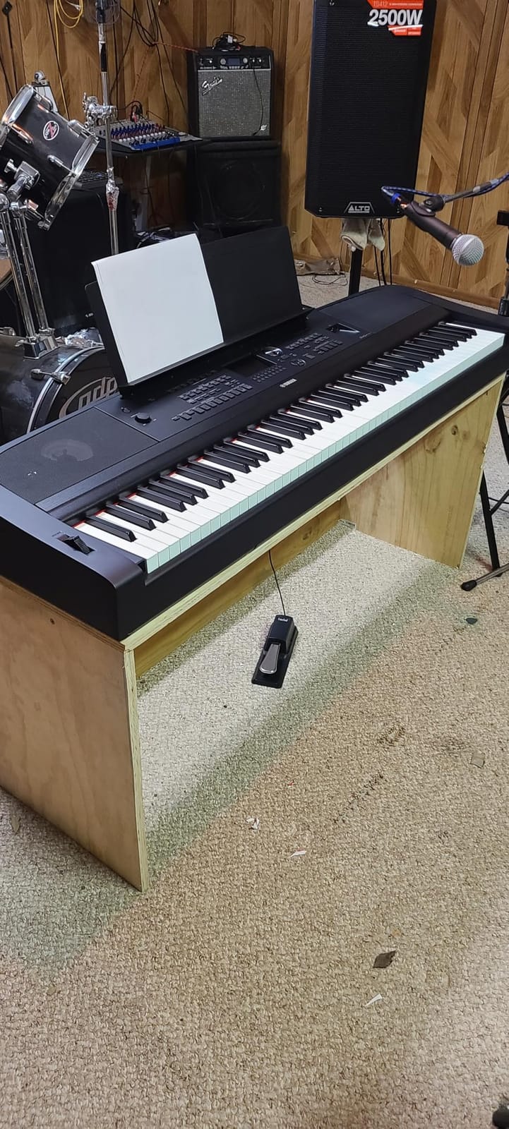 Yamaha DGX-670WH 88-Key Weighted Digital Piano with Sustain Foot Switch and Music Rest, White customer photo 2