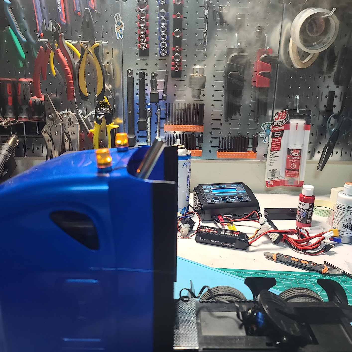 1:16 Freightliner Cascadia Full Functioning 1:16 Scale RC Truck - 27006 - Diecast Masters customer photo 2