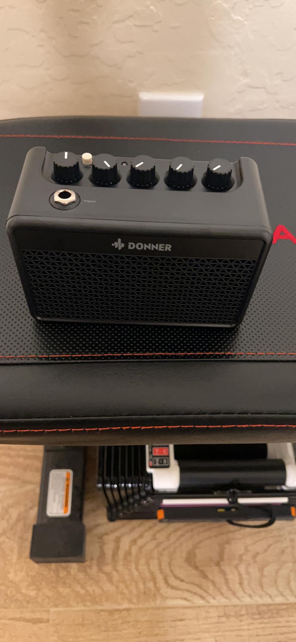Donner Mini Guitar Amp Small Electric Guitar Amplifier 5W Portable, Practice Combo Amp DA-10 customer photo 2