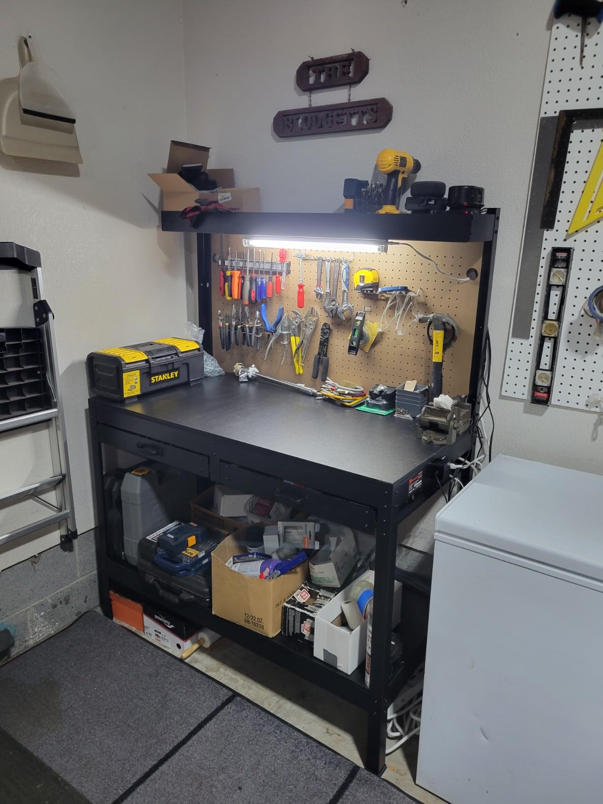 WEN WB4723T 48-Inch Workbench with Power Outlets and Light, Black customer photo 2