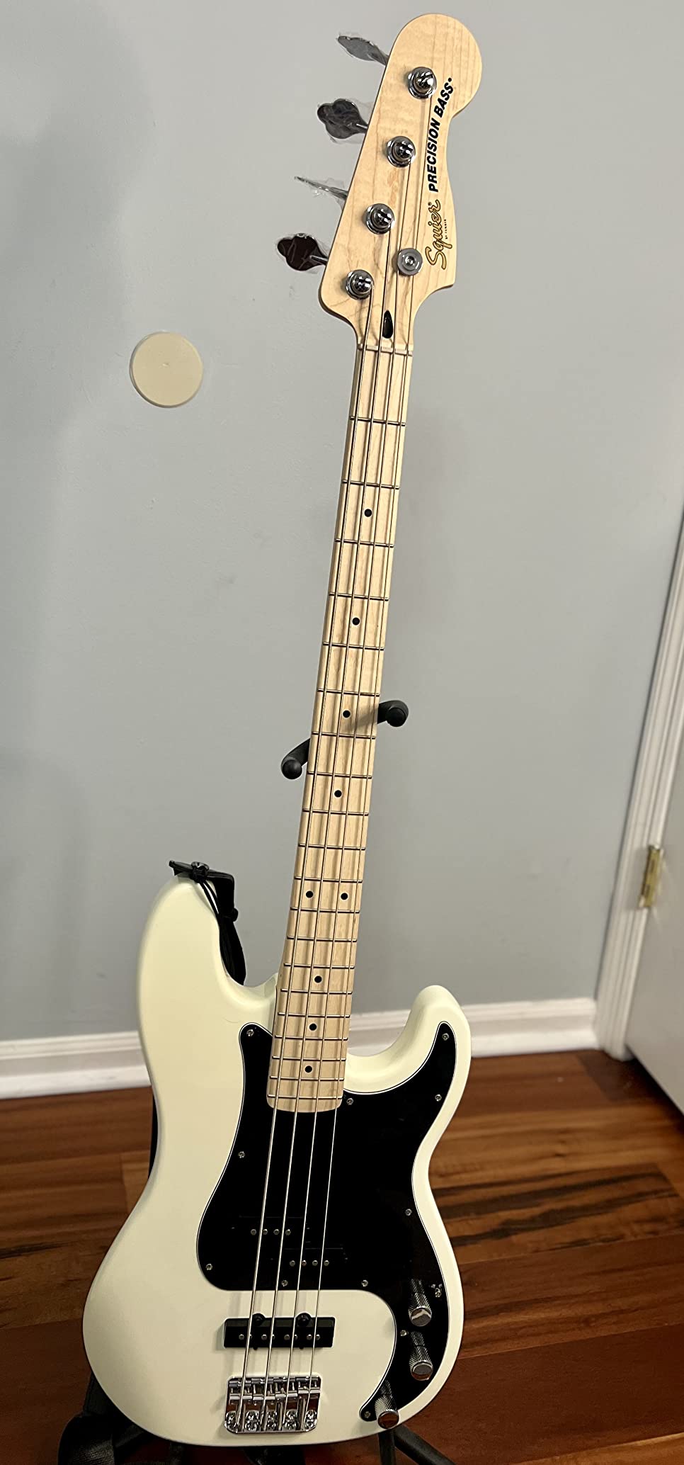 Squier Affinity Series Precision Bass, Olympic White, Maple Fingerboard customer photo 1