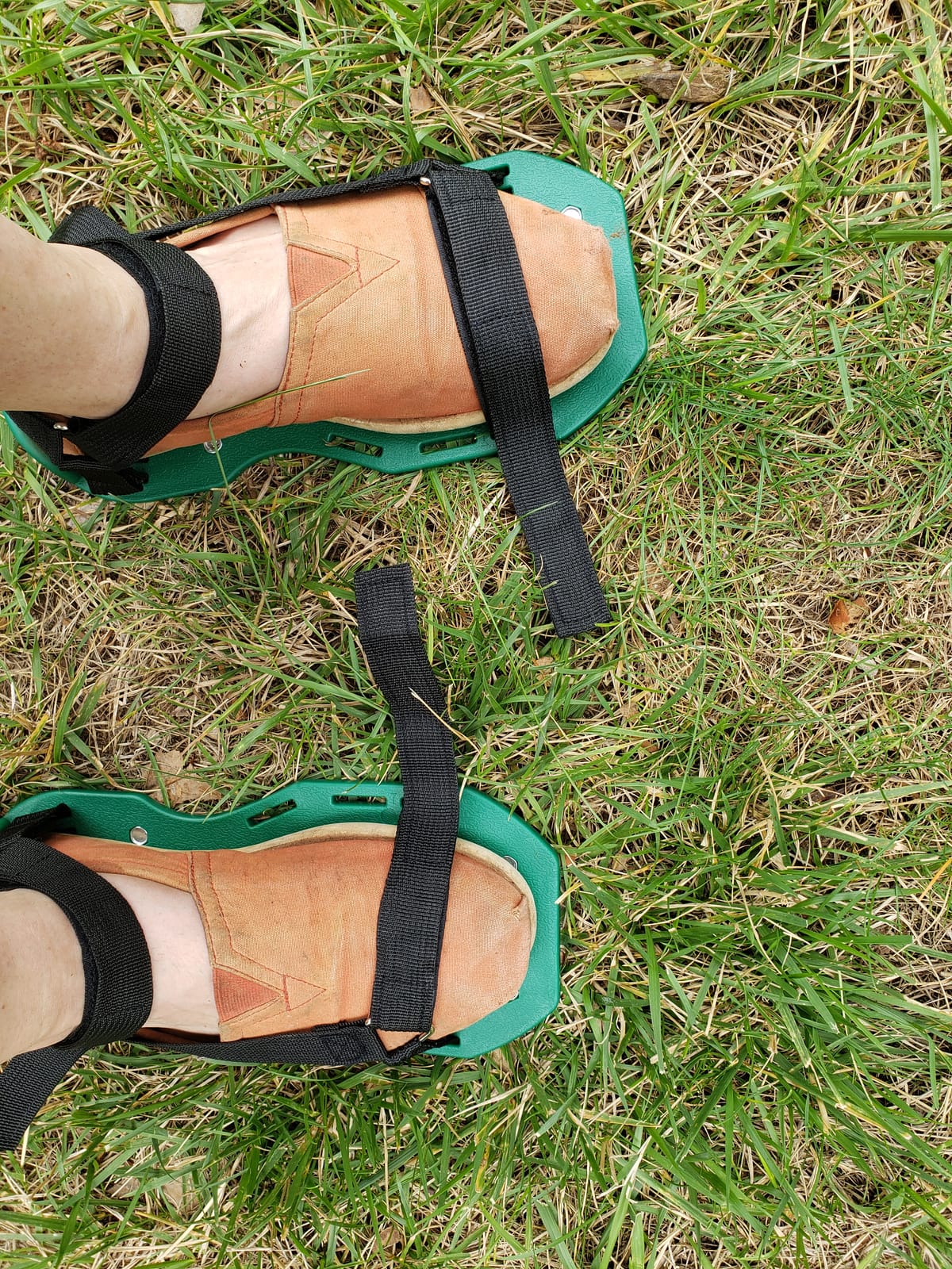 Ohuhu Lawn Aerator Shoes with Hook & Loop Straps, All New Unique Design Free-Installation Heavy Duty Spiked Aerating Sandals, One-Size-Fits-All for Yard Patio Lawn Garden customer photo 2