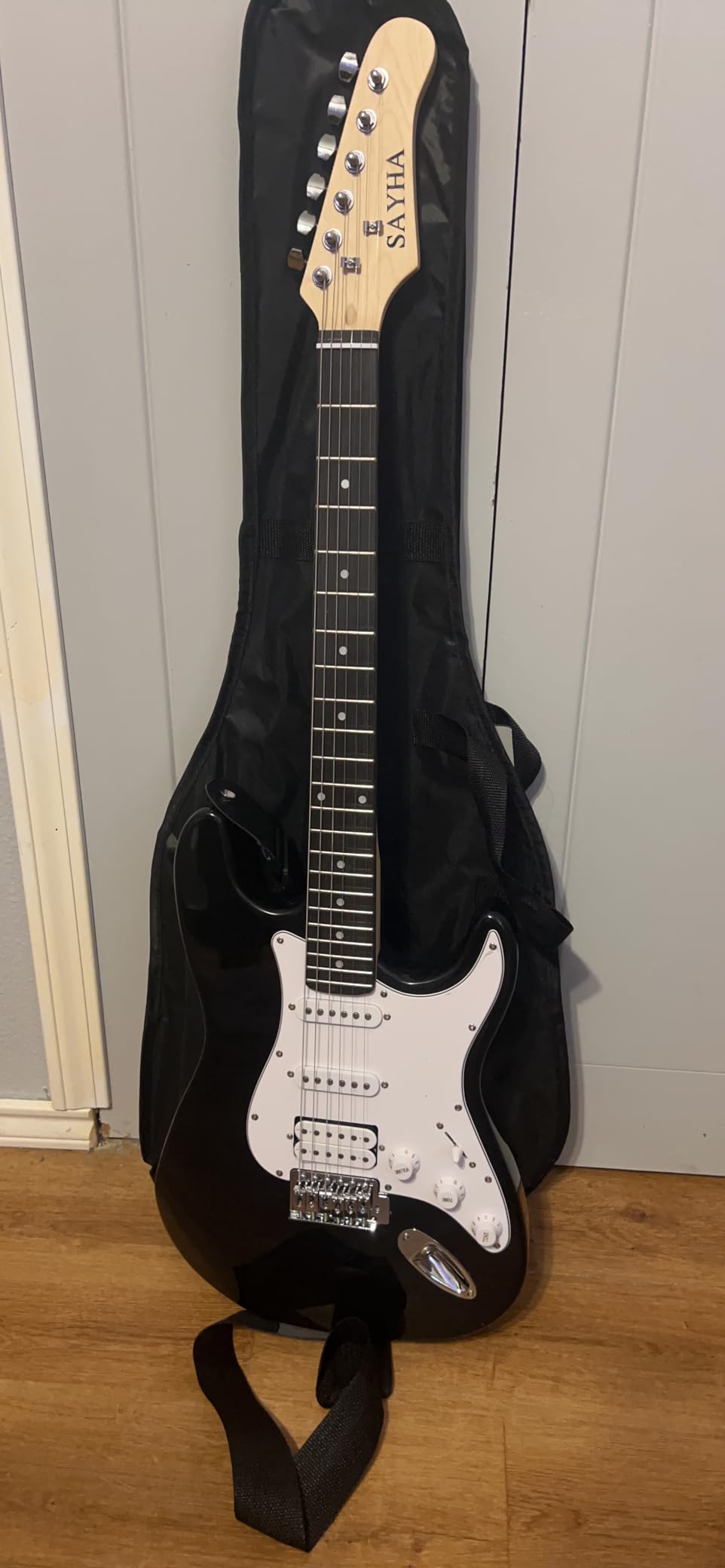 SAYHA Electric Guitar, 39 Inch Solid Full-size Electric Guitar HSS Pickups Starter Kit Includes Amplifier, Bag, Digital Tuner, Strap, String, Cable, Picks（Black） customer photo 1