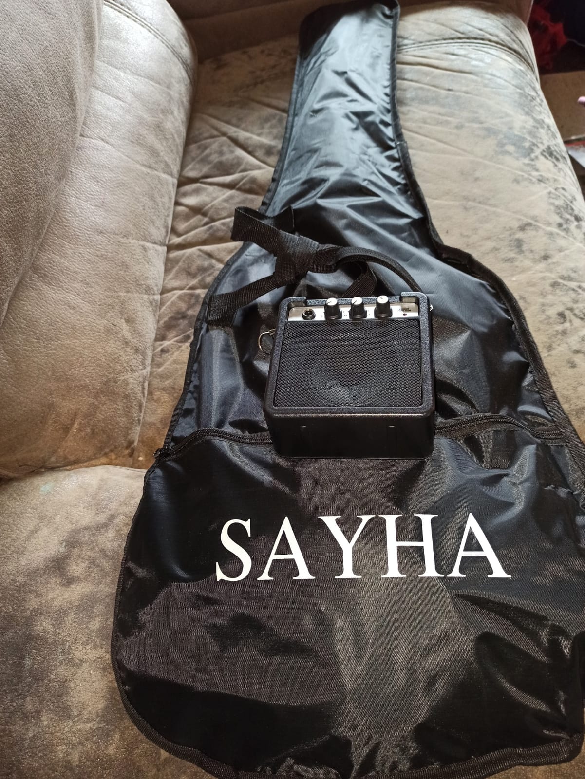 SAYHA Electric Guitar, 39 Inch Solid Full-size Electric Guitar HSS Pickups Starter Kit Includes Amplifier, Bag, Digital Tuner, Strap, String, Cable, Picks（Black） customer photo 2