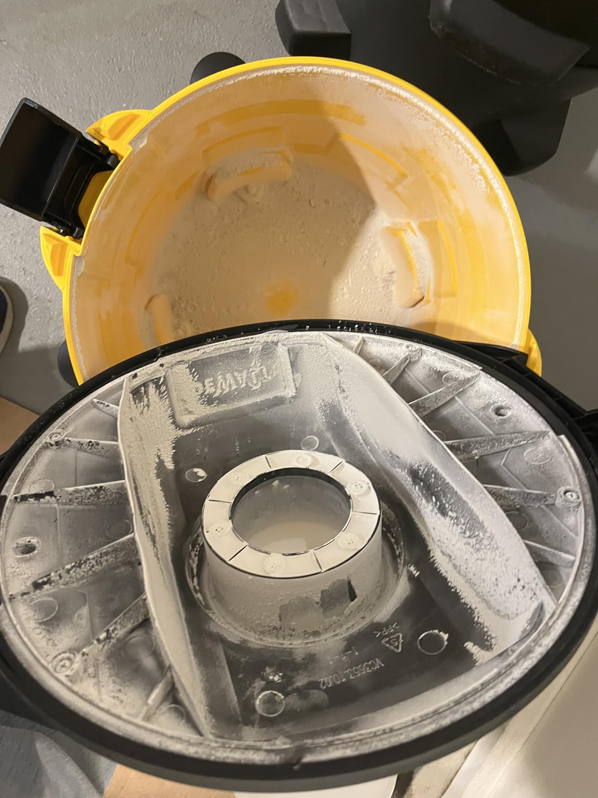 DEWALT Dust Separator with 6 Gallon Poly Tank, 99.5% Efficiency Cyclone Dust Collector, High-Performance Cycle Powder Collector Filter, DXVCS002, Yellow customer photo 2