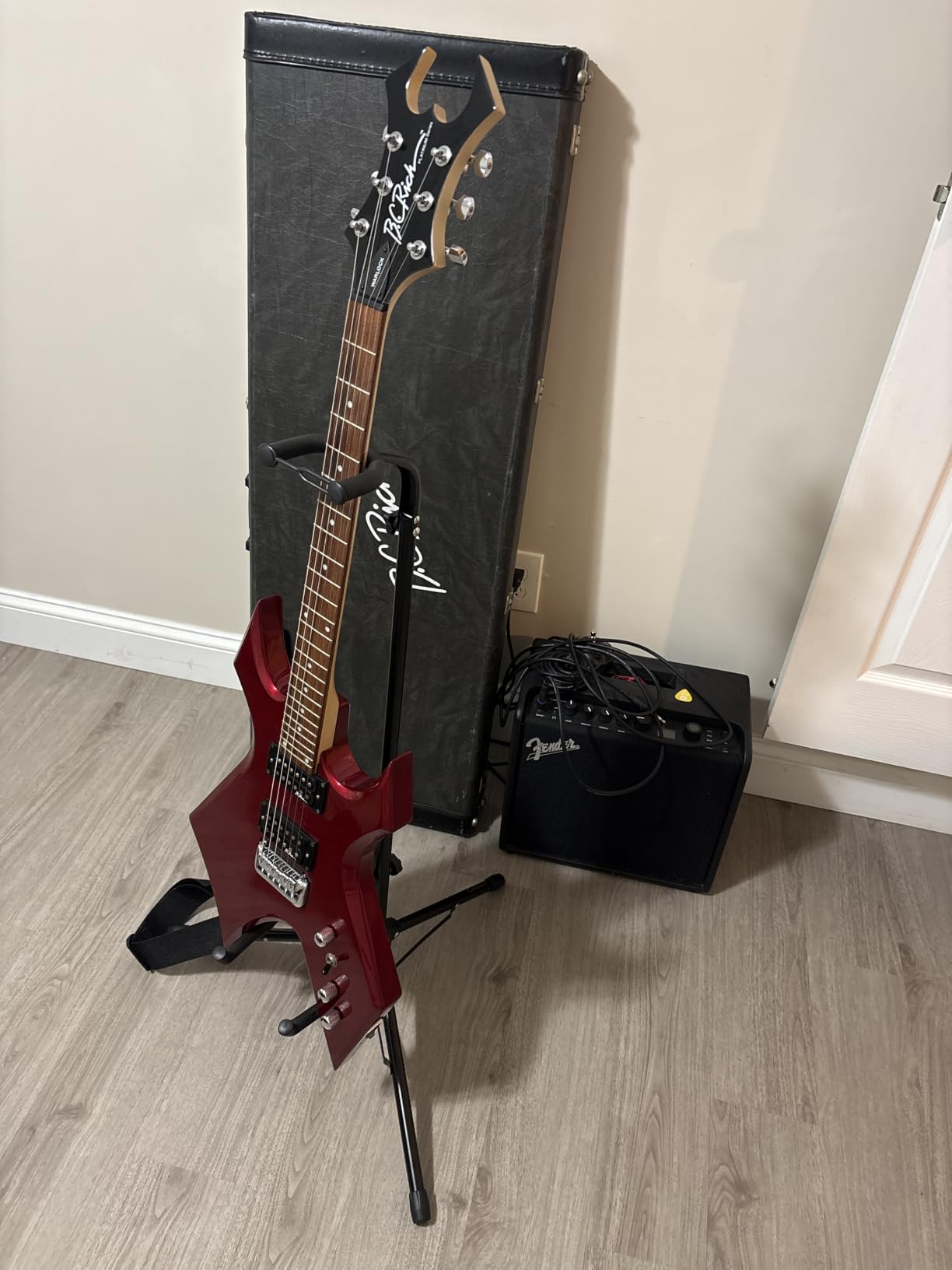 CAHAYA Guitar Stand Floor Folding Universal Adjustable Guitar Tripod Holder for Acoustic Electric Guitar Bass customer photo 1