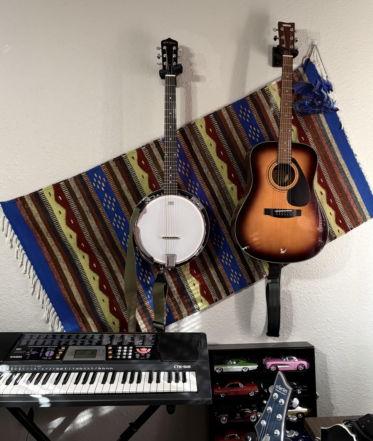 Sondery Guitar Wall Mount Hanger, Auto Lock and Adjustable Hook Holder for Acoustic and Electric Guitar, Ukulele, Bass, Banjo and Mandolin, Safely Cradles Nitro-Finished and High-End Guitars customer photo 1