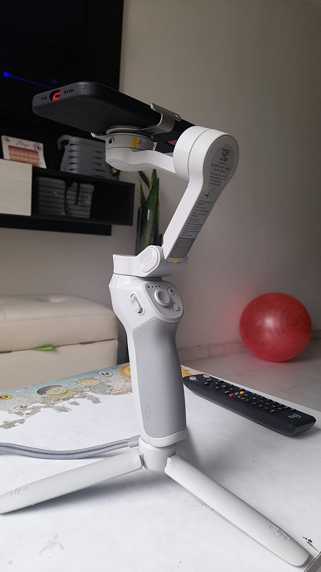DJI OM 4 SE - 3-Axis Smartphone Gimbal Stabilizer with Tripod, Magnetic Design, Portable and Foldable, ActiveTrack 3.0, Story Mode, Vlogging Stabilizer, YouTube TikTok Video, for Android and iPhone customer photo 1