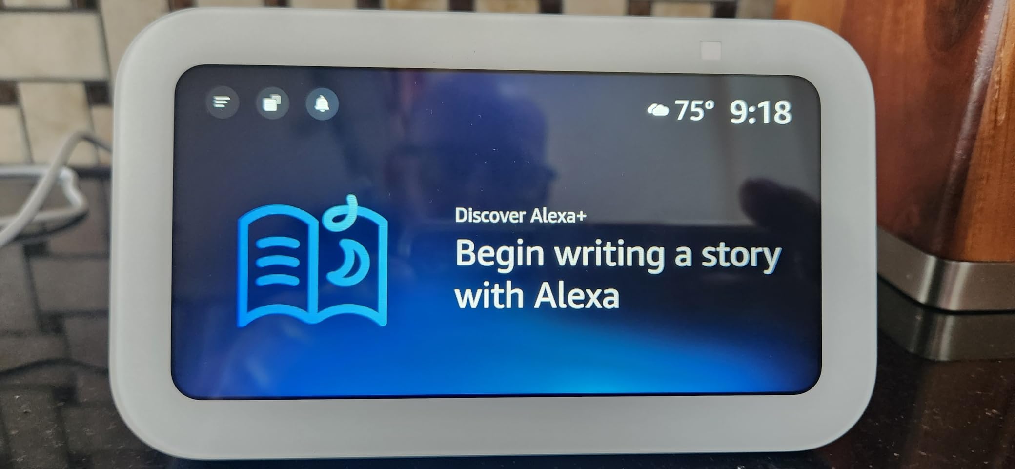 Amazon Echo Show 5 (newest model), Smart display, Designed for Alexa+, 2x the bass and clearer sound, Charcoal customer photo 2