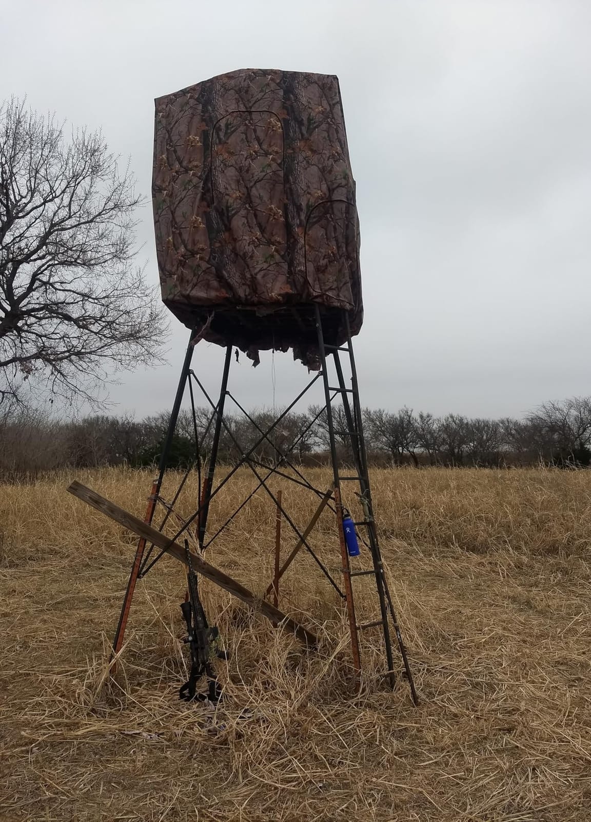 Muddy 12' Quad Pod Ladder Stand with Large 57 x 57 Platform & Hunting Blind | Hunting Gear Deer Blind with 4 Windows, Epic Camo customer photo 2