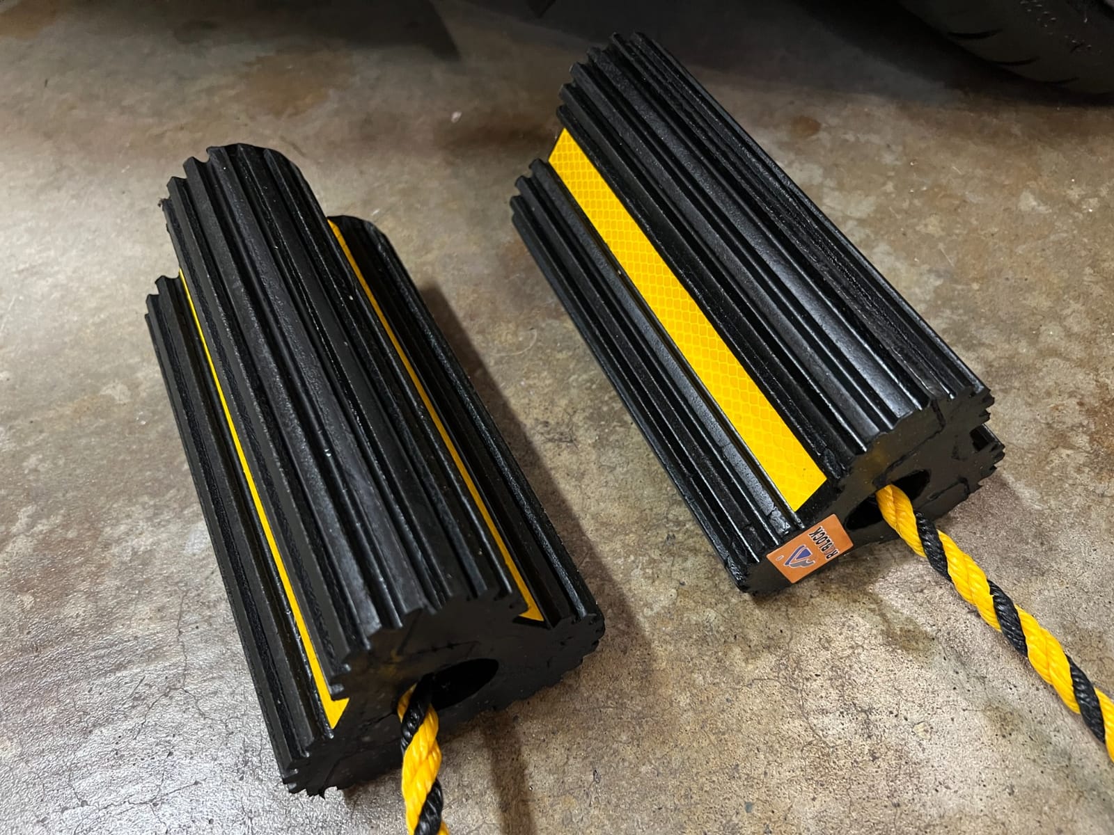 ROBLOCK 2 Pairs Wheel Chocks Heavy-Duty Rubber Wheel Block Non-Slip Base with Nylon Rope Yellow Reflective Tape - 4 Pack Wheel Stopper for Travel Trailers, Car, Camper, Truck, Black customer photo 1