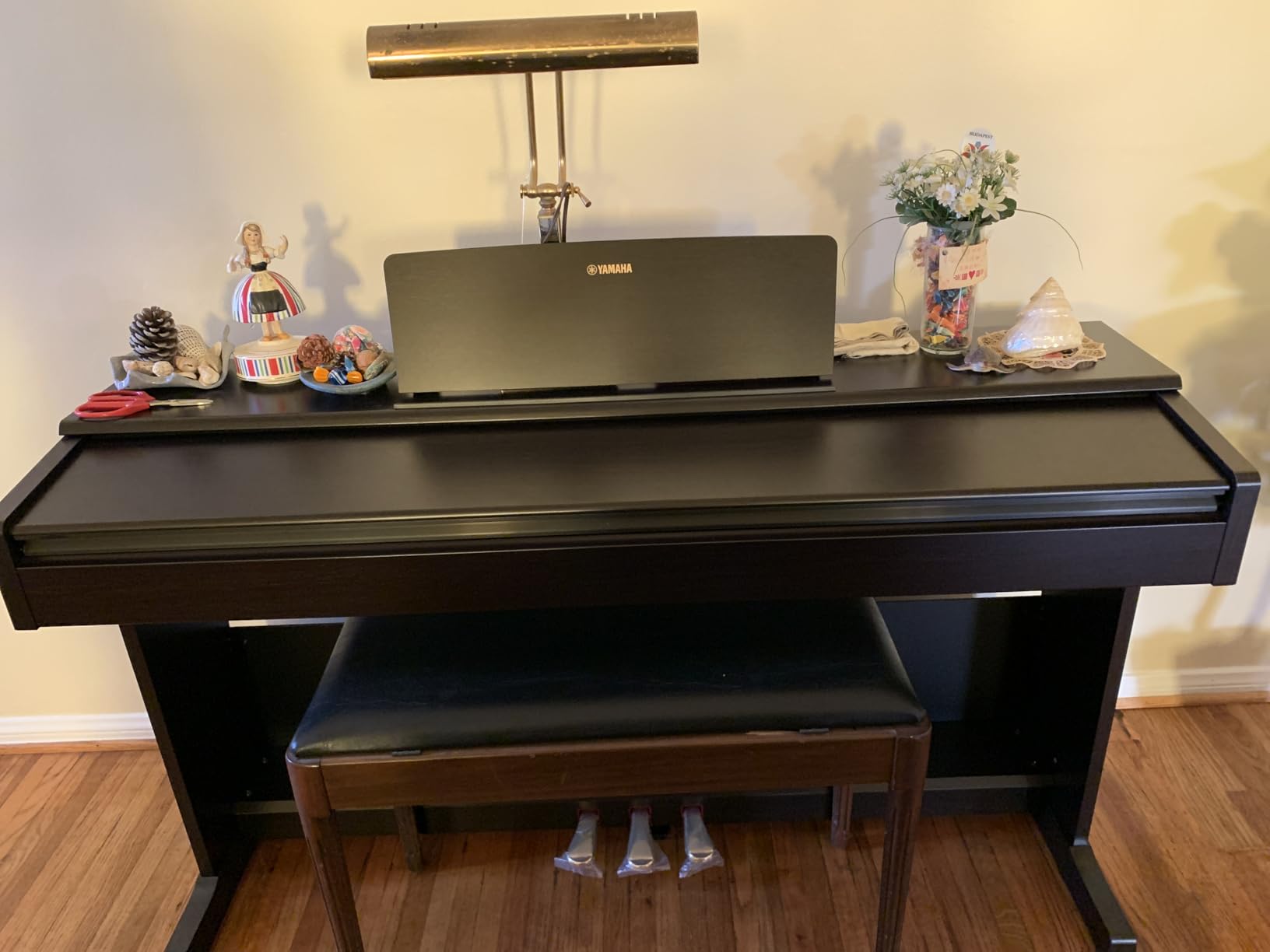 Arius Series 88-Key Weighted Action Upright Digital Piano for Beginner and Intermediate Players, Dynamic Response, Grand Piano Sound, 3-pedal Unit, Upright Design, Bench Included, Black YDP105B customer photo 1