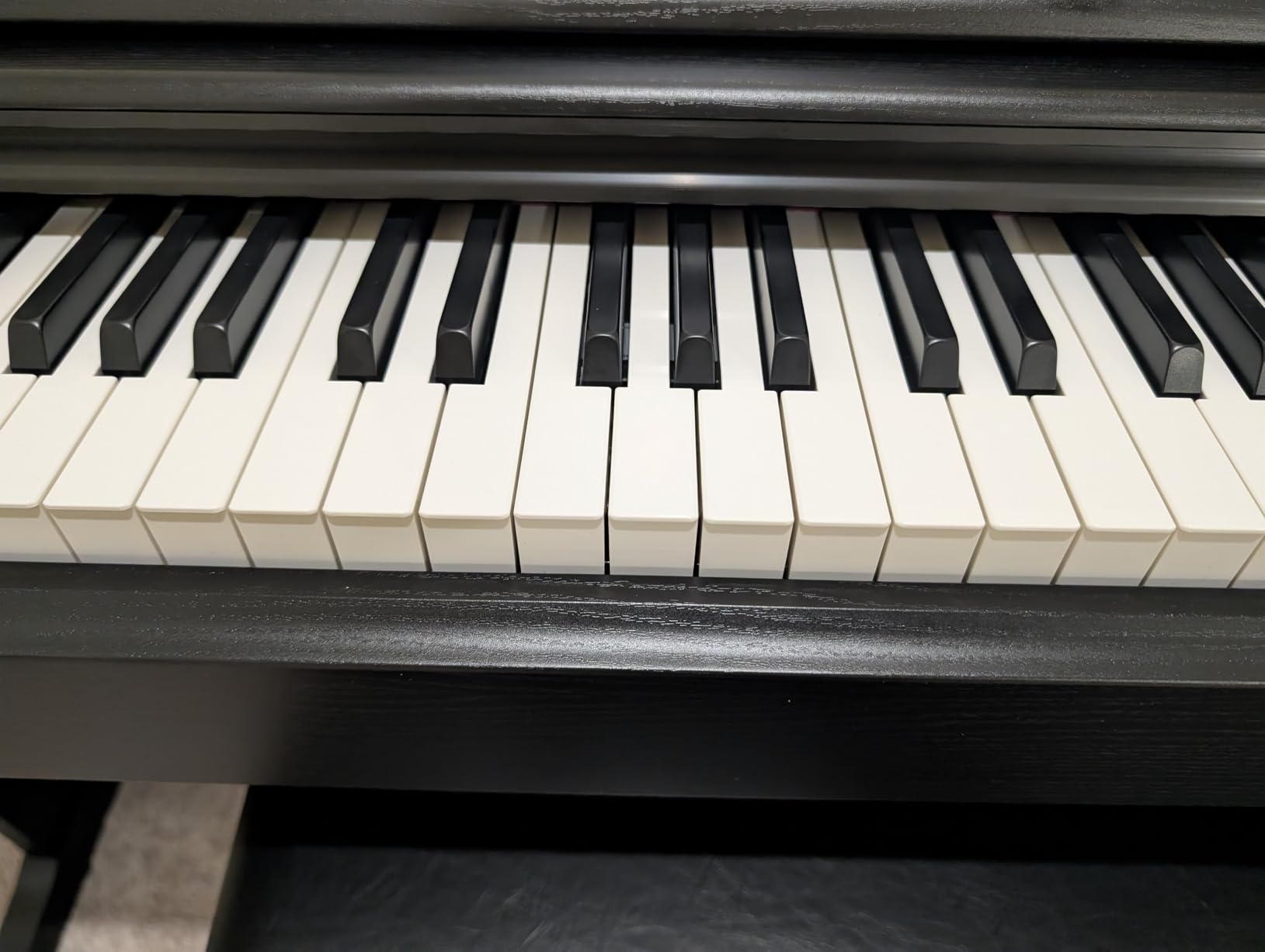 Arius Series 88-Key Weighted Action Upright Digital Piano for Beginner and Intermediate Players, Dynamic Response, Grand Piano Sound, 3-pedal Unit, Upright Design, Bench Included, Black YDP105B customer photo 2