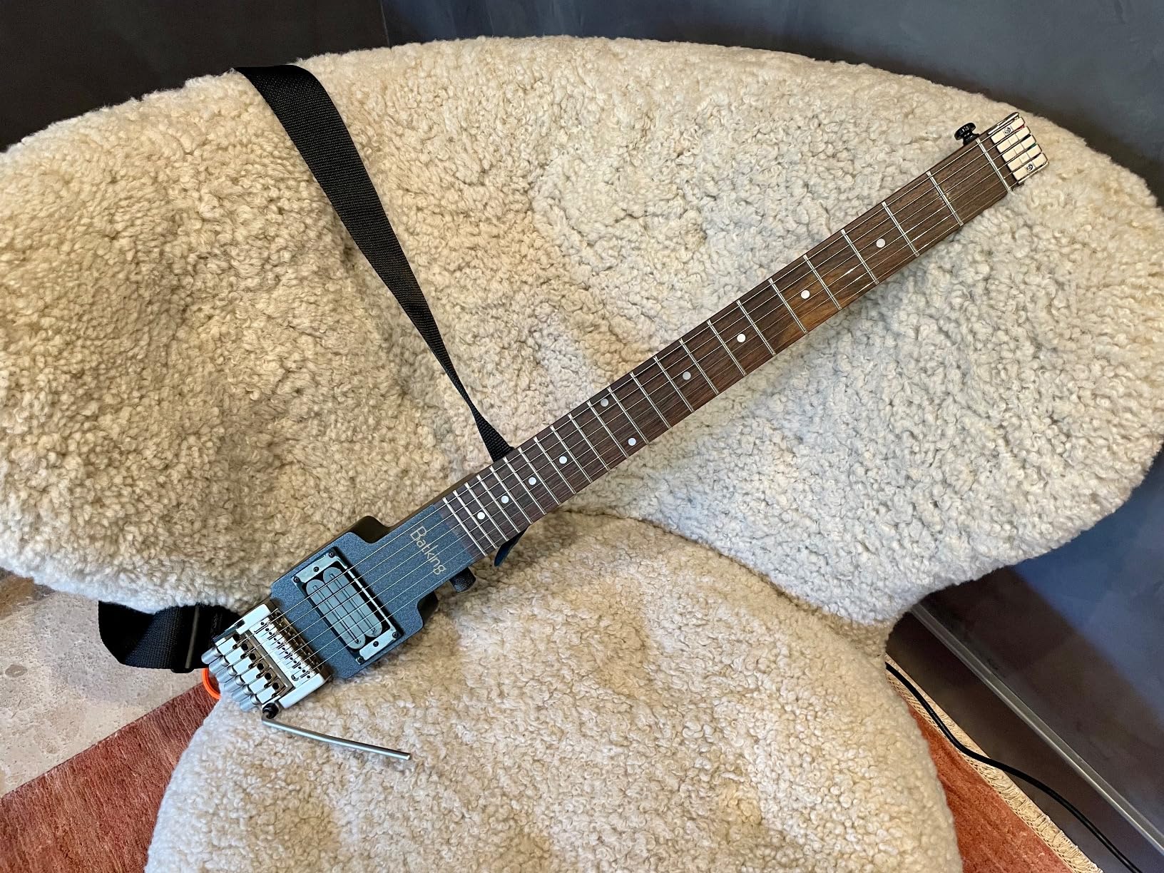 Travel Electric Guitar Headless 6 String Guitar One-piece Canada maple neck through body design Double Locking Tremolo Bridge with Gigbag customer photo 2