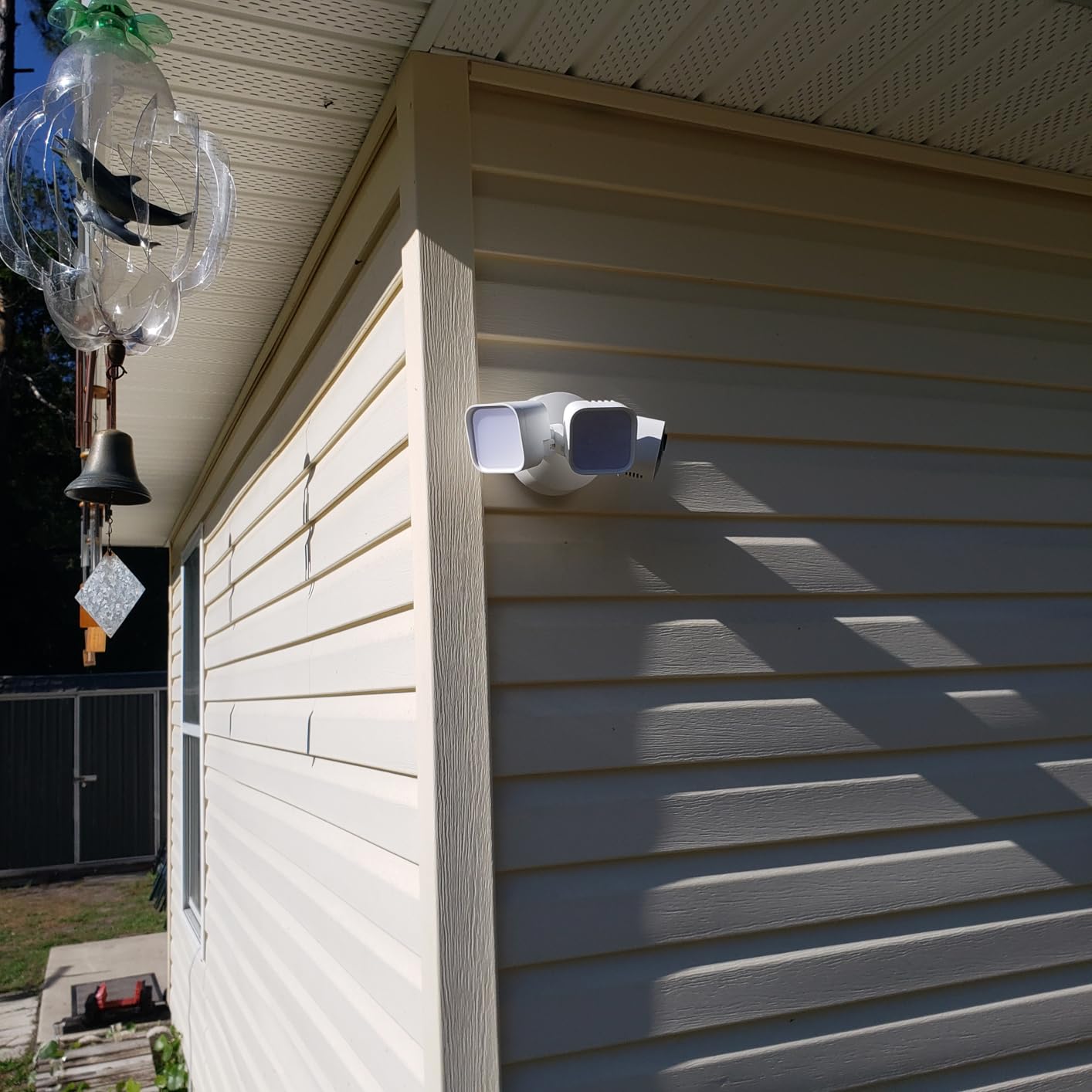 Blink Wired Floodlight Camera - Smart security camera, 2600 lumens, HD live view, enhanced motion detection, built-in siren, Works with Alexa - 1 camera (Black) customer photo 1