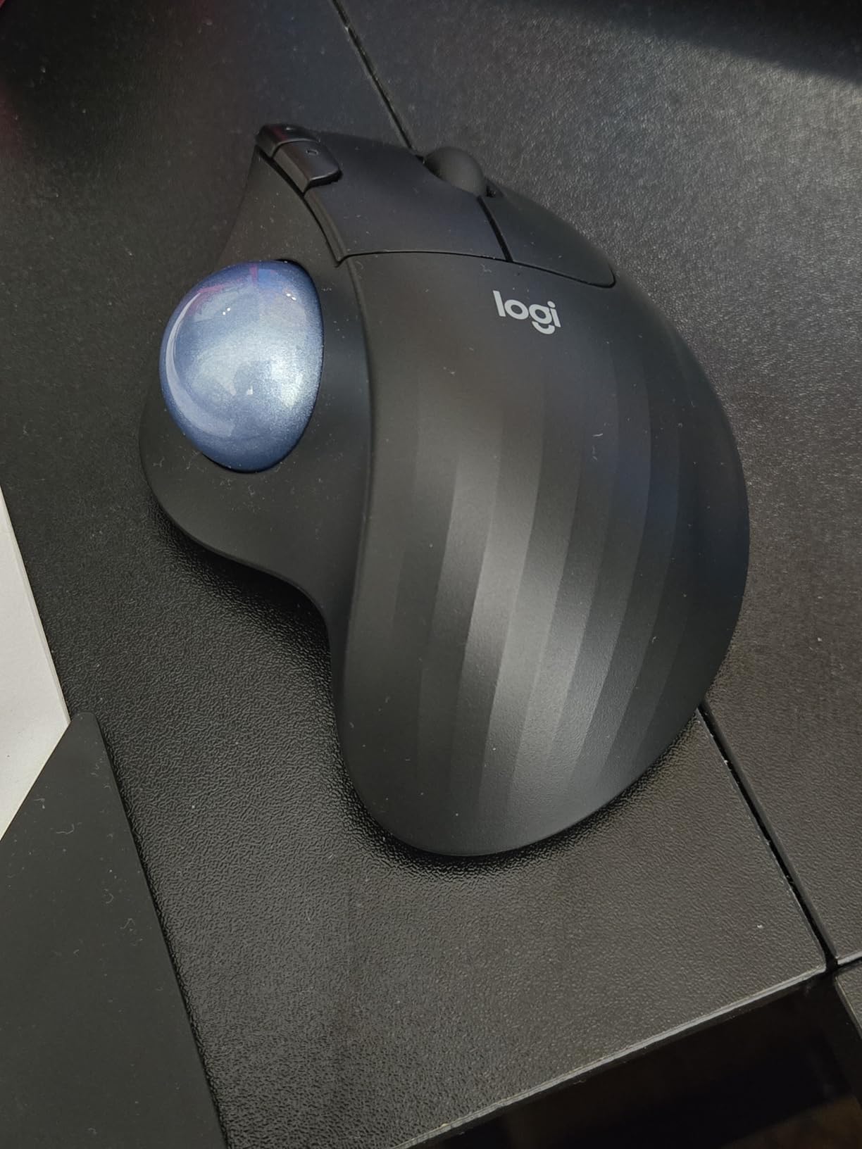 Logitech Ergo M575S Wireless Bluetooth Trackball Mouse, Wireless Ergonomic Mouse with Bluetooth and Encrypted Dongle, Comfortable Thumb Control, Precise and Smooth Tracking, for PC/Mac - Graphite Blue Ball customer photo 2