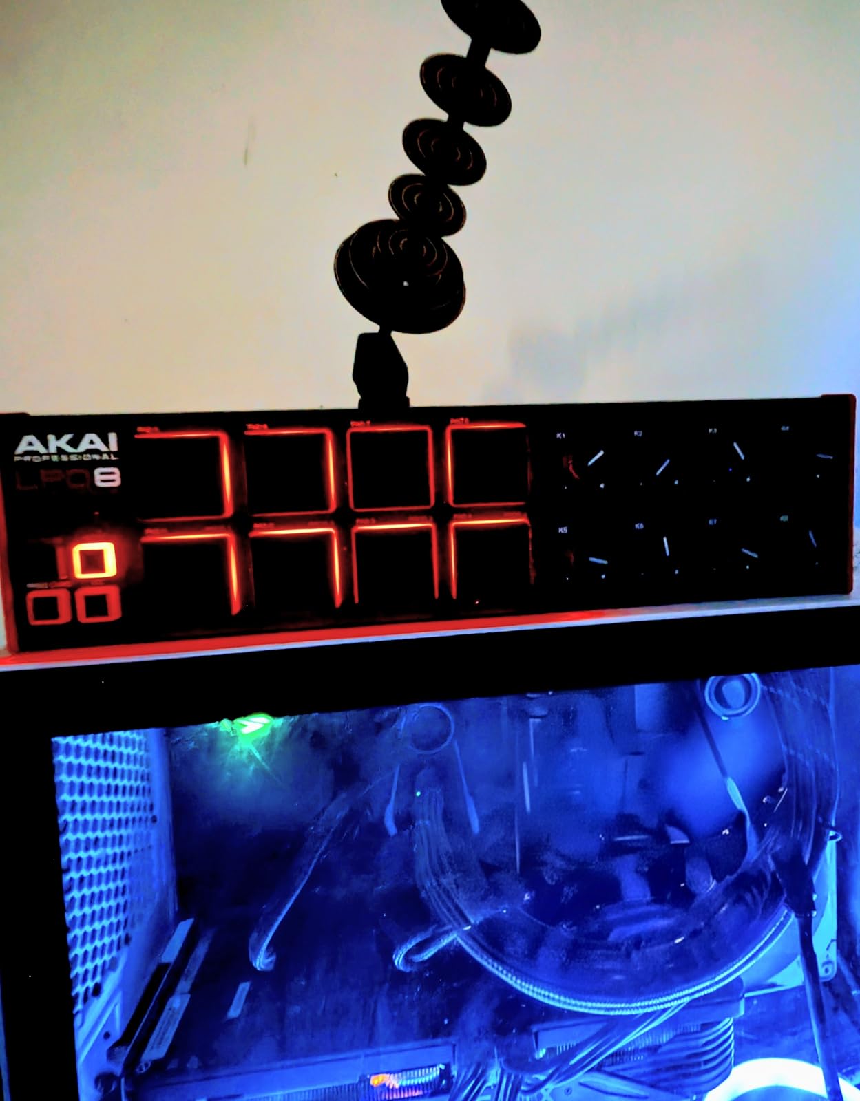 Akai Professional LPD8 USB MIDI Pad Controller | 8 RGB MPC Drum Pads, 8 Assignable Knobs, Universal DAW Compatibility, for Music Producers and Beat Makers customer photo 2