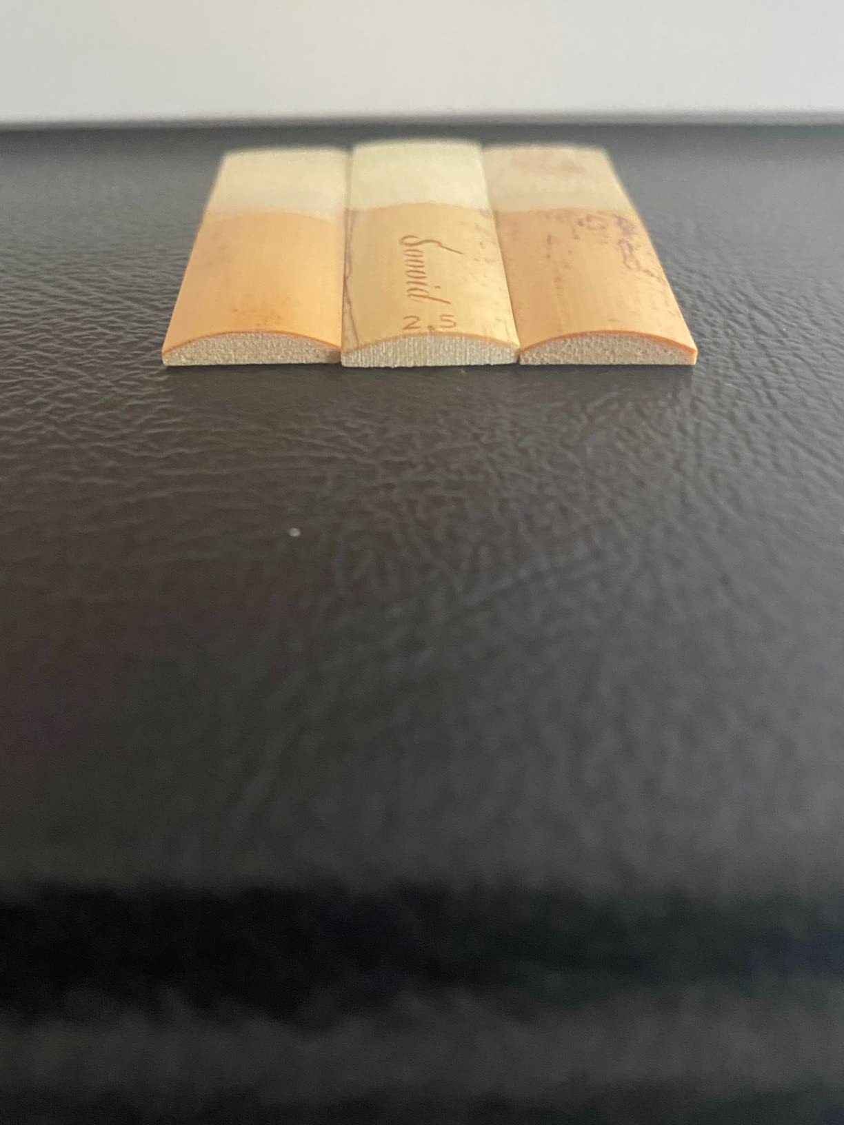 10 Pack Professional Alto Saxophone Reeds with Plastic Box, Strength 2.5 Alto Sax Reeds, Laser Engraved Marking & Thinner Reed Tip for Easy of Play, Traditional Reeds for Saxophone Alto customer photo 2