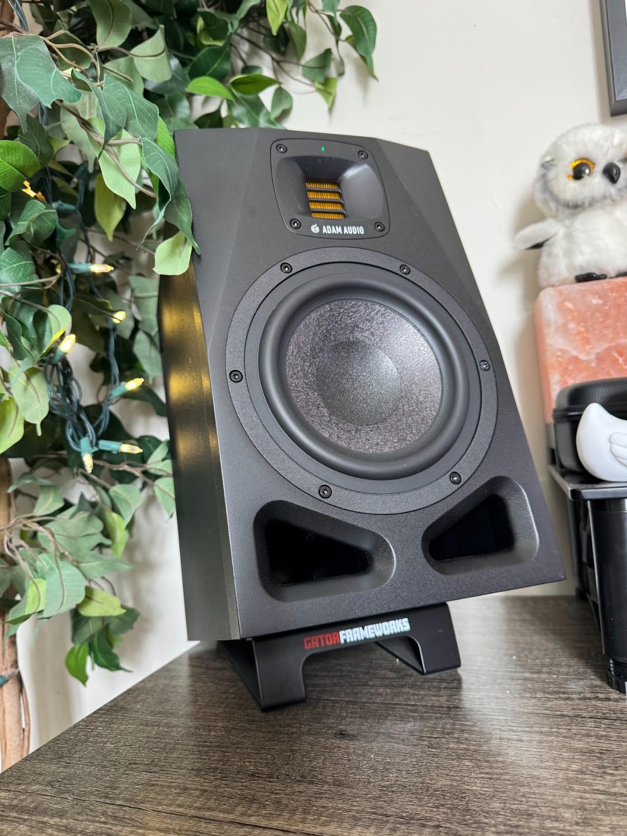 Gator Frameworks Desktop Wedge Stands for Small to Medium-Size Computer Speakers & Studio Monitors - Set of 2 (GFW-SPKSTMNDSK-WDG) customer photo 2