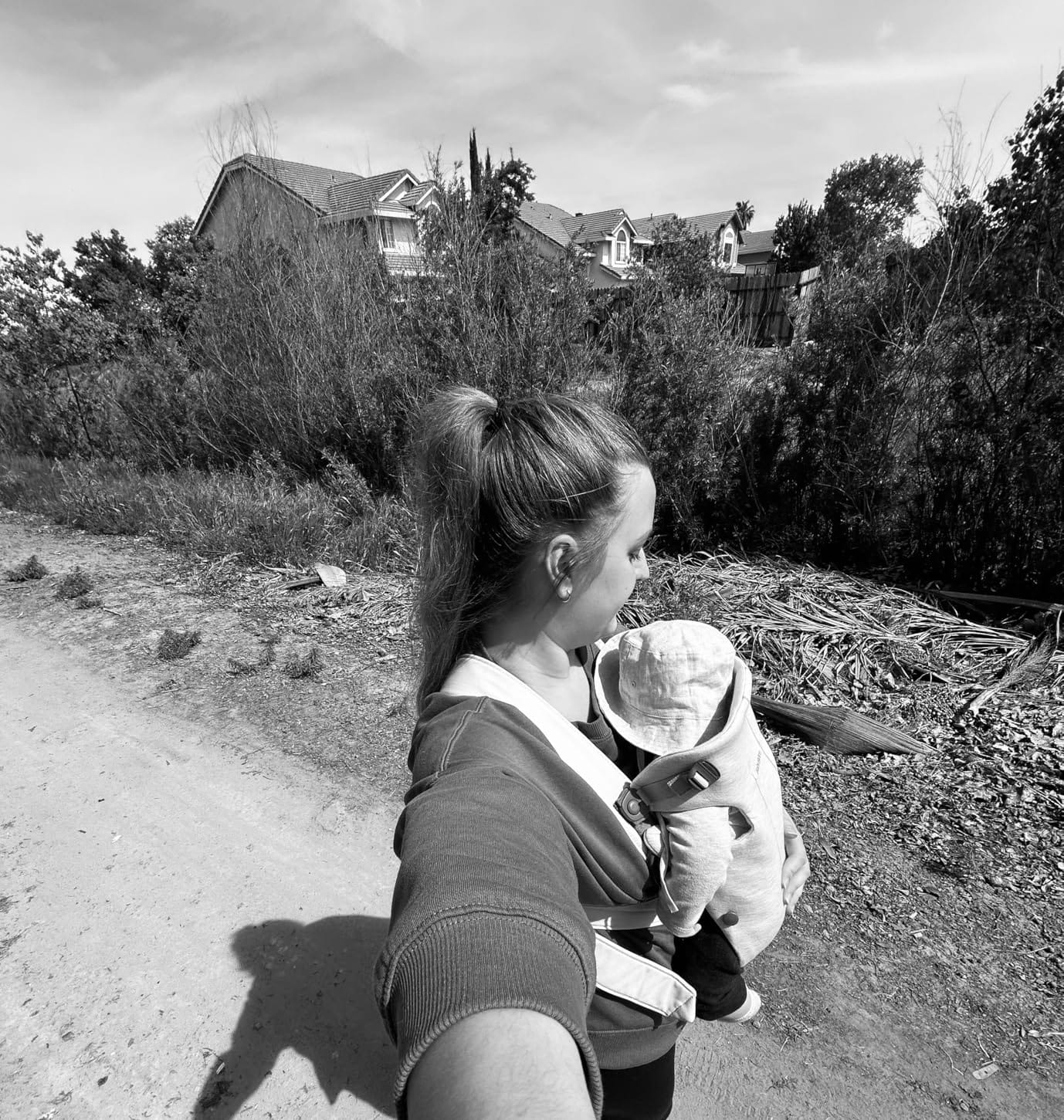 BabyBjorn Baby Carrier Mini, Light Beige, 3D Jersey, Infant Carrier (7-24 lbs), Ergonomic, Easy-to-Use customer photo 2