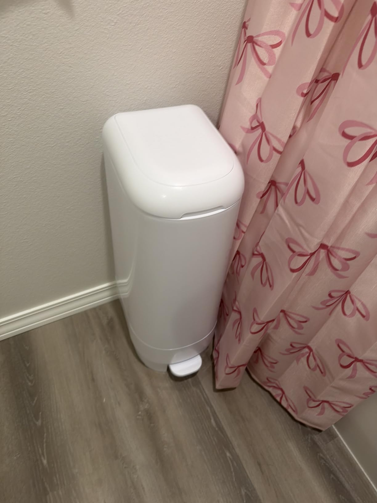 Diaper Genie Signature Diaper Pail with Easy Roll Refill 18 bags, Grey | Hands-free odour-locking diaper disposal pail includes Easy Roll tear-off bags holding up to 846 newborn diapers customer photo 2
