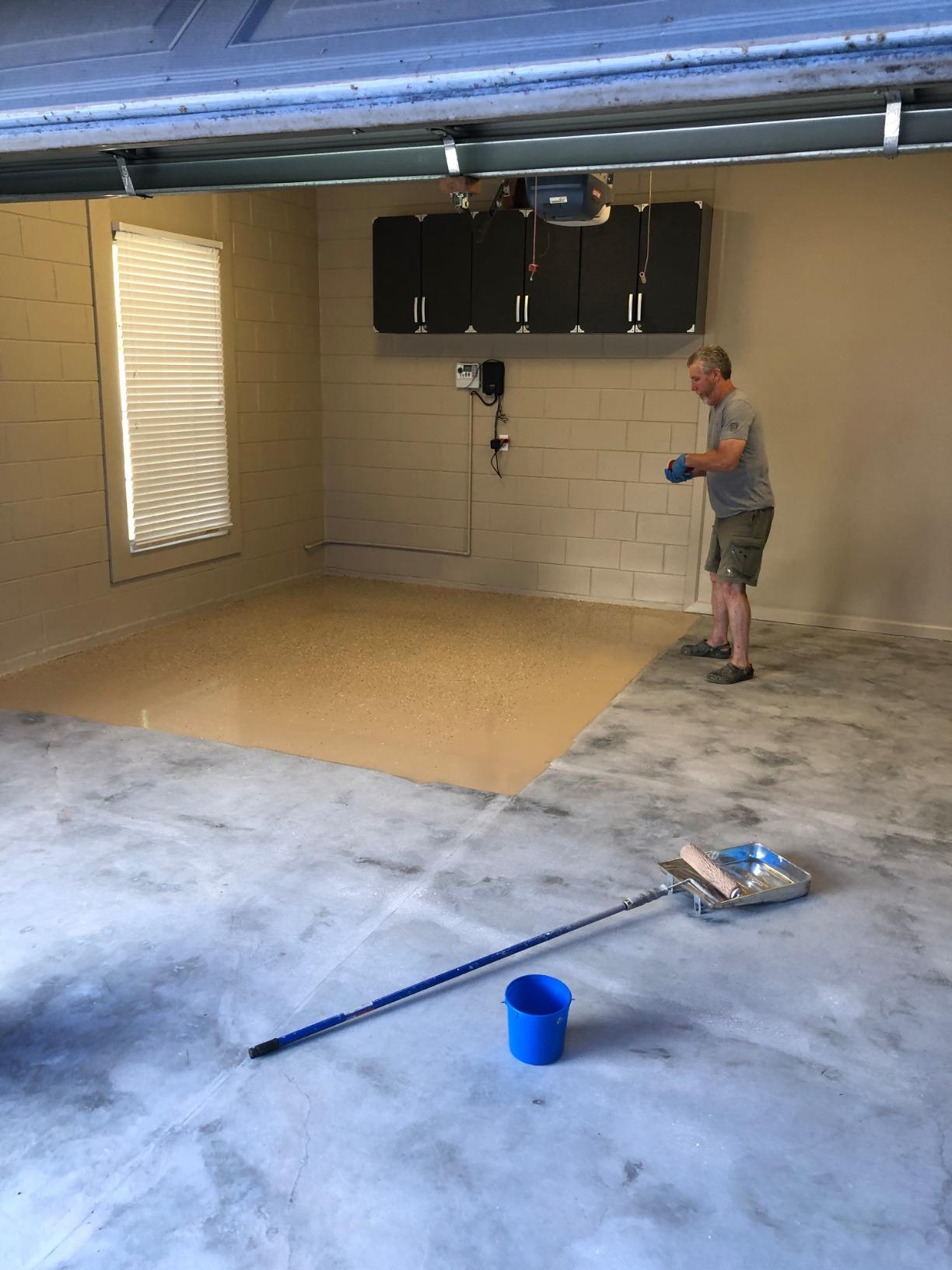 Rust-Oleum RockSolid Polycuramine Gloss Modern Greige Garage Floor Coating | 2.5 Car Kit customer photo 2