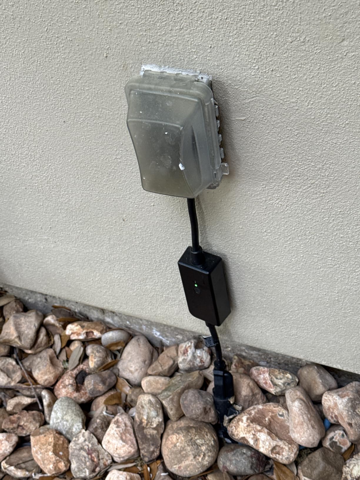 Leviton Decora Smart Wi-Fi Outdoor Plug, Works with Matter, My Leviton, Alexa, Google Assistant, Apple Home/Siri & Wire-Free Anywhere Switch Companion, Weather-Resistant, D215O-1RE, Black customer photo 1