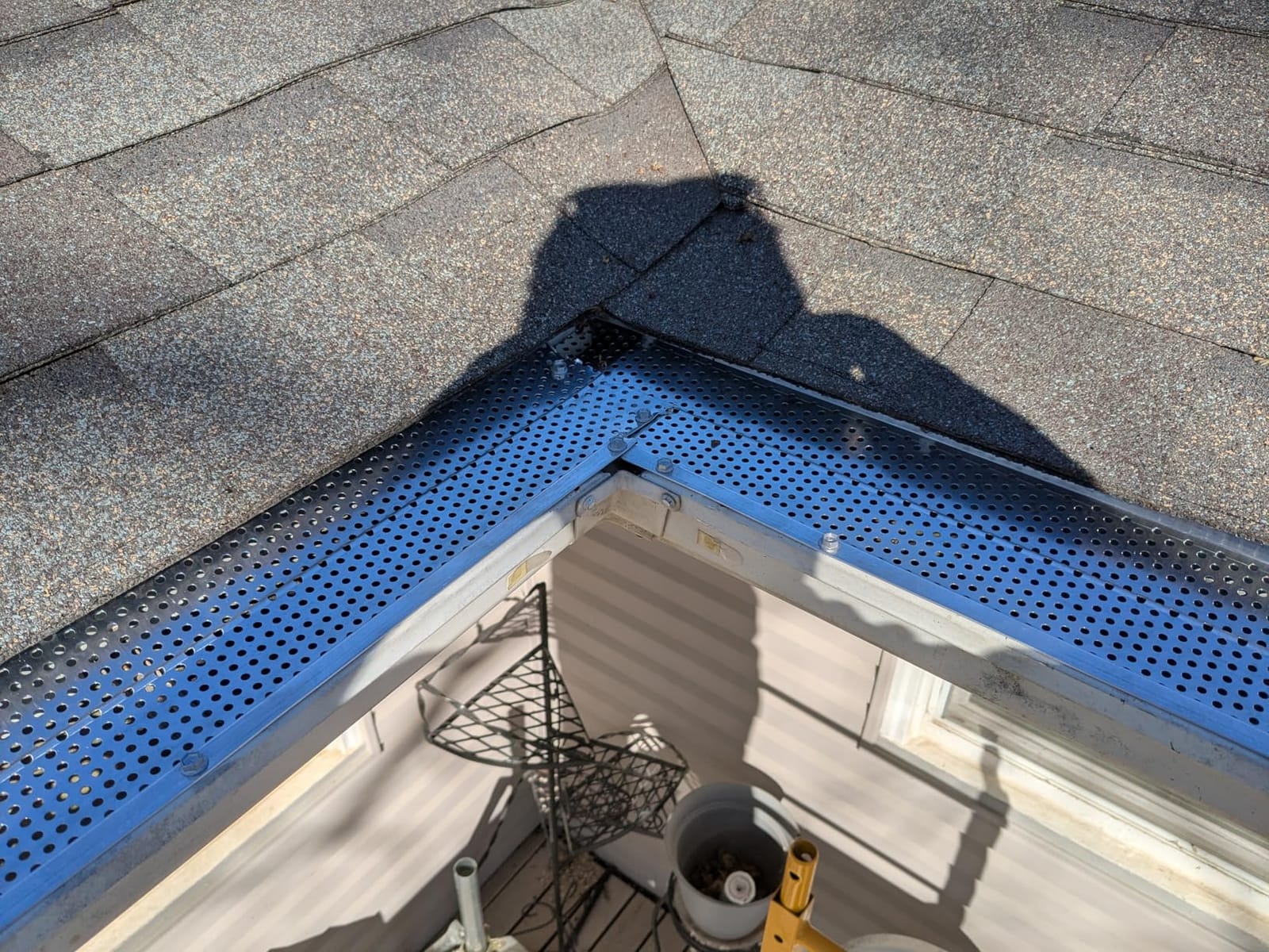 VEVOR Gutter Guard 52 PCS Aluminum Leaf Filter, 208 ft Length Gutter Cover | 48 x 5 Inch Cuttable Panels, 0.157 inch Holes and 0.02 inch Thickness, Pre-Drilled Folds and Screws, for Metal, Shingle, Wood Roofs customer photo 1