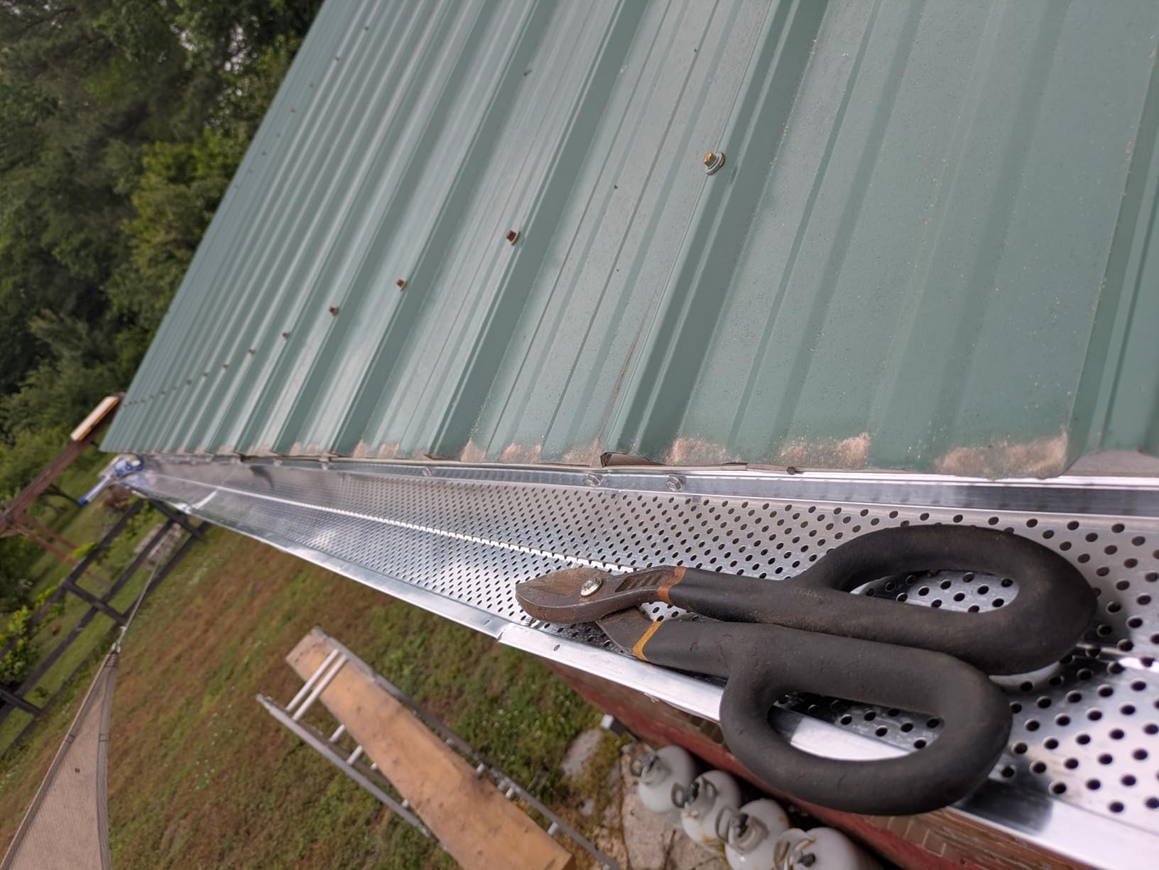 VEVOR Gutter Guard 52 PCS Aluminum Leaf Filter, 208 ft Length Gutter Cover | 48 x 5 Inch Cuttable Panels, 0.157 inch Holes and 0.02 inch Thickness, Pre-Drilled Folds and Screws, for Metal, Shingle, Wood Roofs customer photo 2