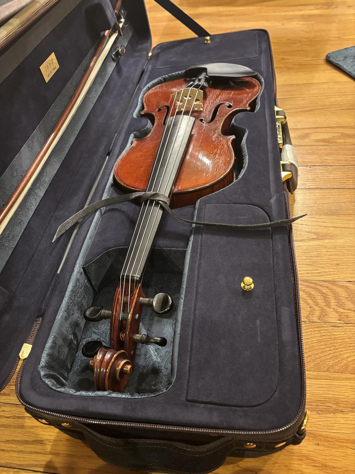 MI&VI NF-9001 Professional Hard-Shell Violin Case 4/4 Full Size Luxury Silk Interior, High-Density Foam, Sheet Pocket, Oblong Shape, Adjustable Straps, Hygrometer customer photo 1