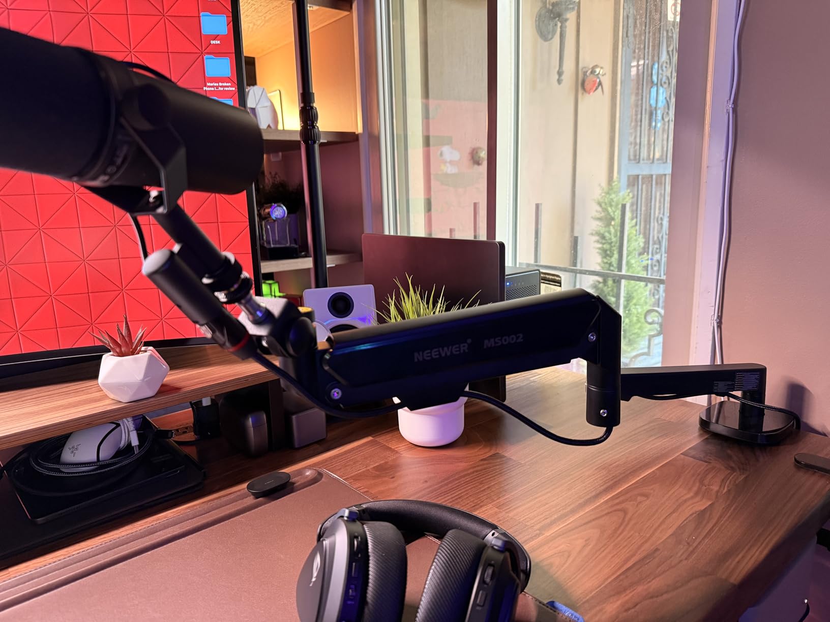 NEEWER Low Profile Mic Arm Desk Mount, 360° Swivel Boom Arm with Pneumatic Damping customer photo 1