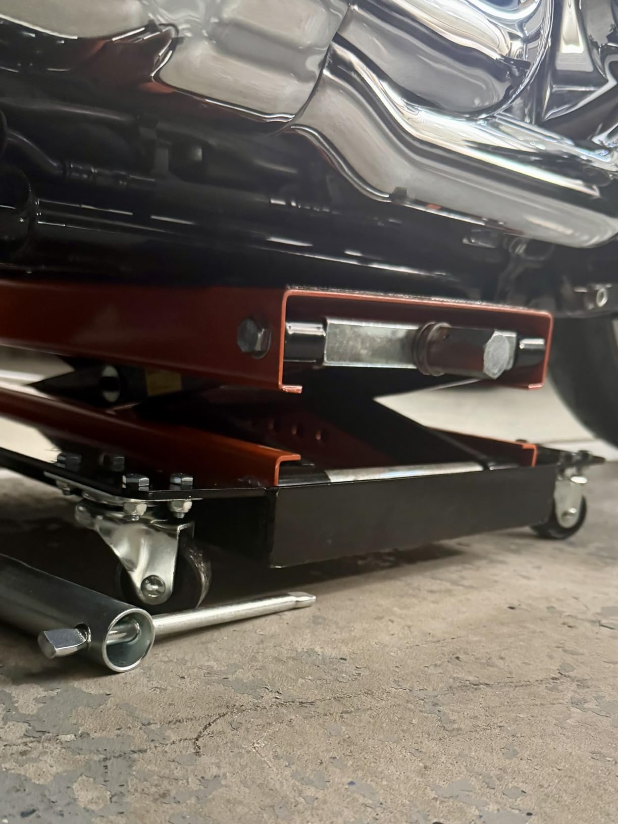 VEVOR Hydraulic Motorcycle Lift Table, 350 lbs Capacity Motorcycle Scissor Jack Lift with Wide Deck, J-Hooks, 4 Wheels, Hydraulic Foot-Operated Jack Stand for ATV Dirt Bikes | for Dirt bikes and Off-Road Motorcycles, with Foot Pedal, 4 Casters, Safety Pin, J-hook and Non-Slip 16.3 x 13.8 in Platform customer photo 1