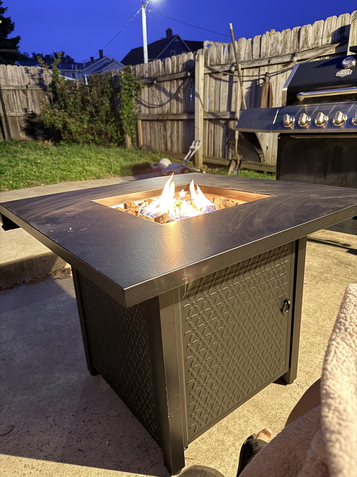 Ciays Propane Fire Pits 32 Inch Outdoor Gas Fire Pit, 50,000 BTU Steel Fire Table with Lid and Lava Rock, Add Warmth and Ambience to Gatherings and Parties On Patio Deck Garden Backyard, Black customer photo 1