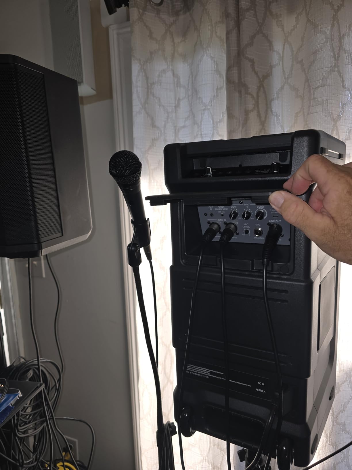 AlphaTheta Wave-Eight Portable Battery DJ Speaker, SonicLink, Black - For mobile DJs and performers customer photo 1