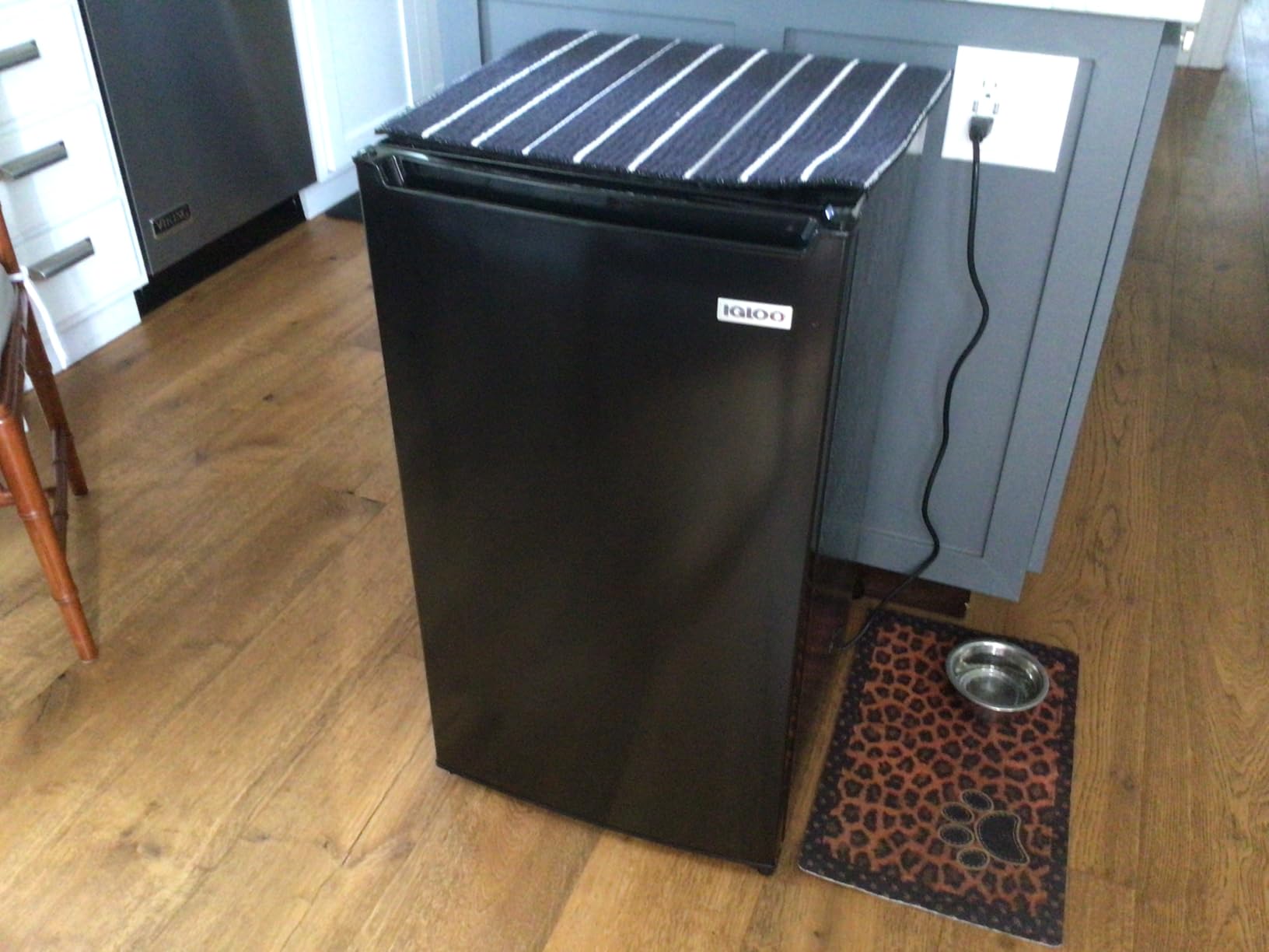 Igloo 2.6 Cu.Ft Mini Fridge with Freezer- Single Door Compact Refrigerator with Glass Shelves for Homes, Dorms & Offices- Keep Snacks, Drinks & Frozen Foods Cool with Temperature Control Fridge- Black customer photo 1