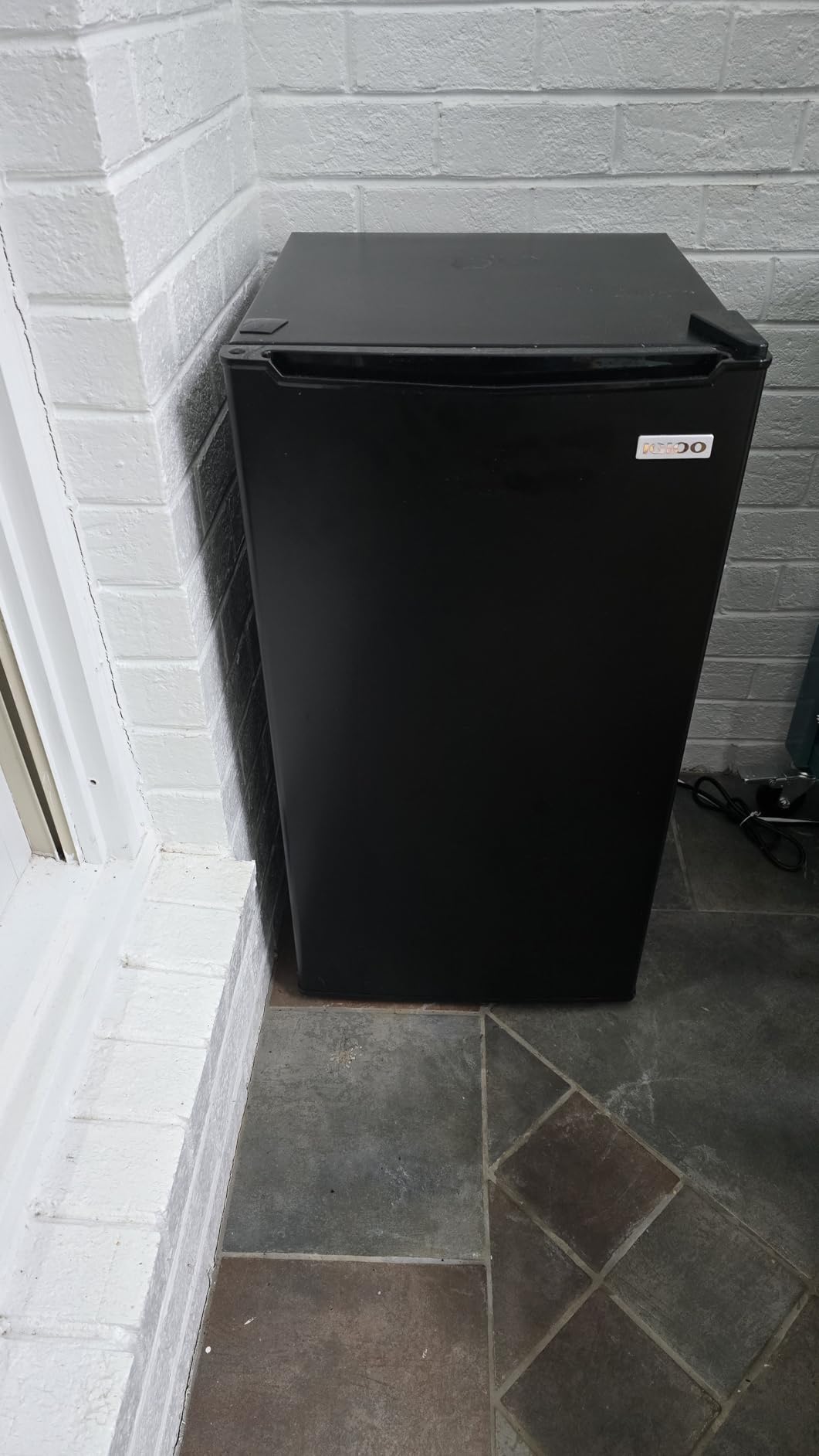 Igloo 2.6 Cu.Ft Mini Fridge with Freezer- Single Door Compact Refrigerator with Glass Shelves for Homes, Dorms & Offices- Keep Snacks, Drinks & Frozen Foods Cool with Temperature Control Fridge- Black customer photo 2