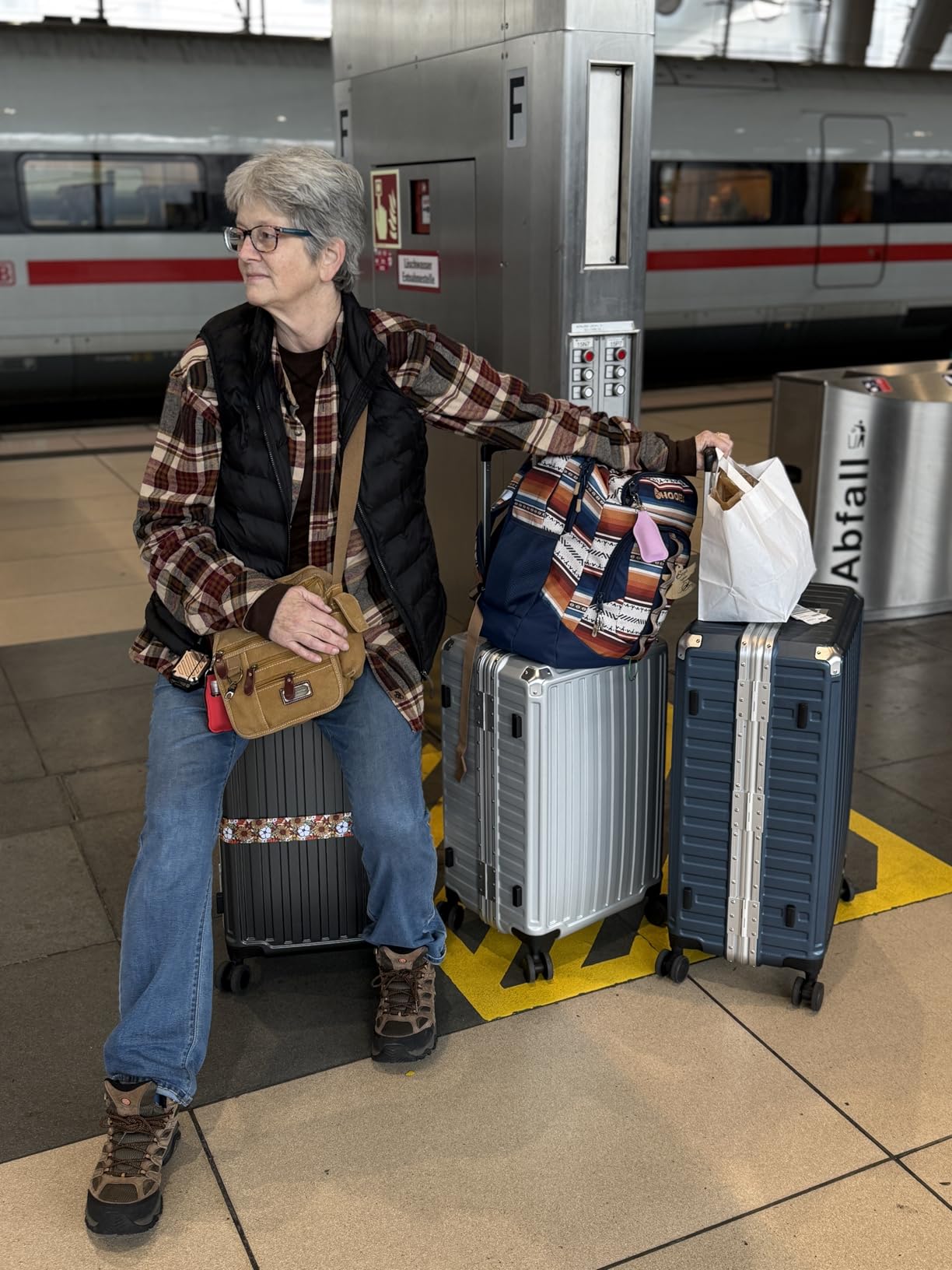 28 Inch Zipperless Checked Luggage, Charcoal Metallic customer photo 1