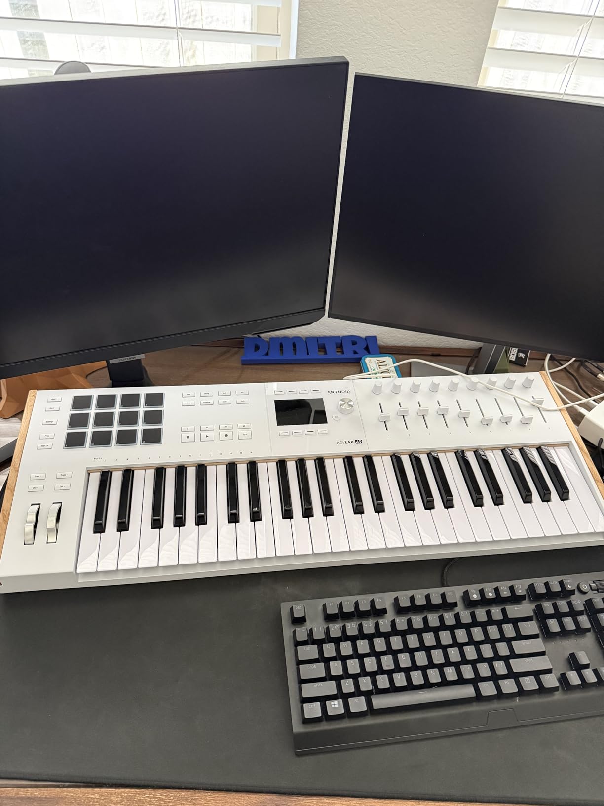 Arturia KeyLab mk3 USB MIDI Keyboard Controller, 49 Key - White | Keys with aftertouch, 12 pressure-sensitive performance pads, nine assignable encoders, sustain and auxiliary pedal inputs customer photo 2