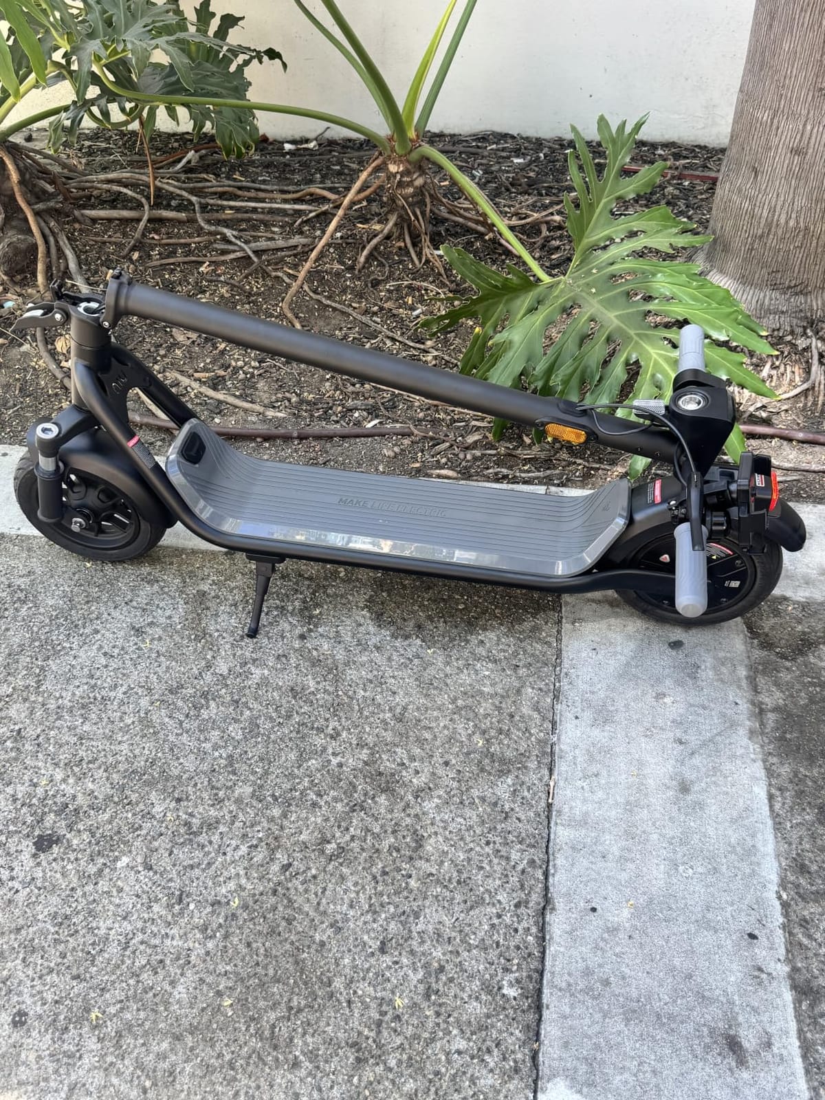 NIU 100P/100F/300P/300X Electric Scooter Adult - E Scooter with Suspension, 600-1000W Peak Power, 18-37.3 Miles Max Range, Top Speed 17.4-23.6MPH, Commuting E-Scooter customer photo 1