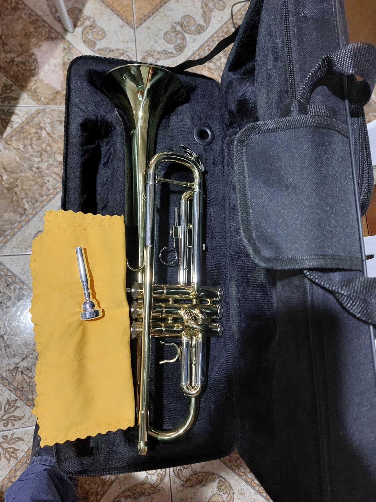 CAHAYA Bb Trumpet Instrument Trompeta: Brass Student Trumpet with Hard Case 7C Mouthpiece Gloves Standard Trumpets for Beginners or Advanced Students Gold customer photo 1