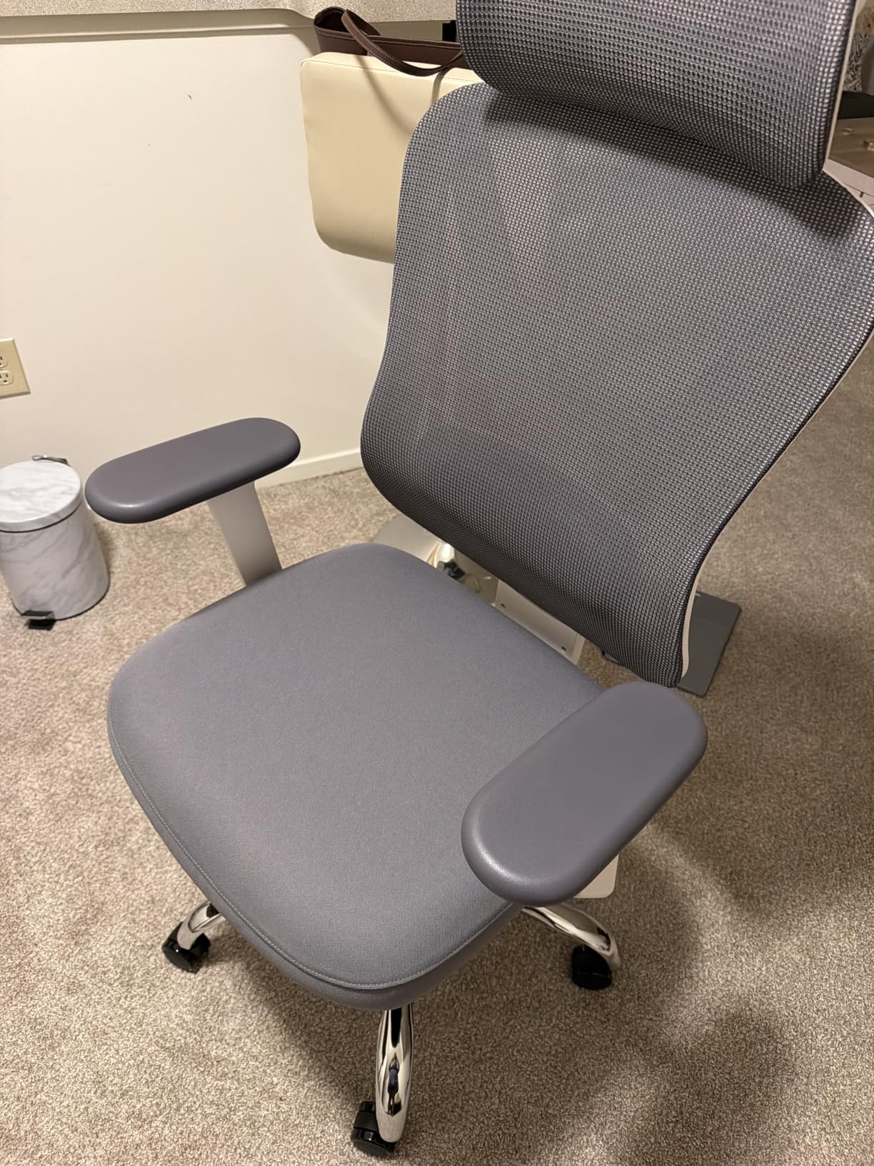HOLLUDLE Ergonomic Mesh Office Chair - 3D Adjustable Lumbar Support & 3D Armrests, V-Shaped Back, Adjustable Desk Chair for Office & Home, White customer photo 1