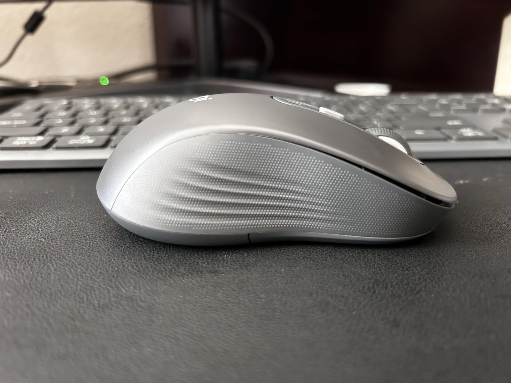 Logitech Signature Plus M750 L Wireless Mouse - for Large Hands, SmartWheel, Bluetooth, Multi Device, 24-Month Battery, Silent Clicks, Customizable Side Buttons, Contoured Shape - Graphite customer photo 1