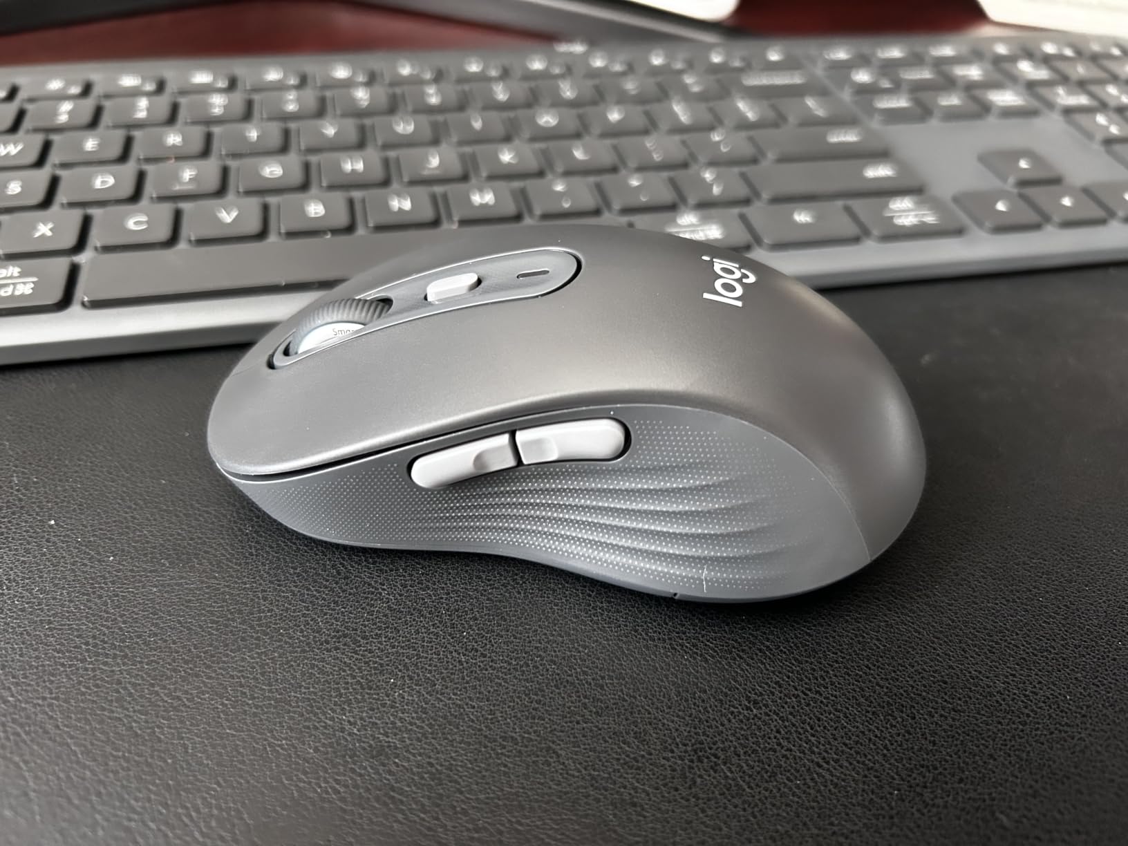 Logitech Signature Plus M750 L Wireless Mouse - for Large Hands, SmartWheel, Bluetooth, Multi Device, 24-Month Battery, Silent Clicks, Customizable Side Buttons, Contoured Shape - Graphite customer photo 2