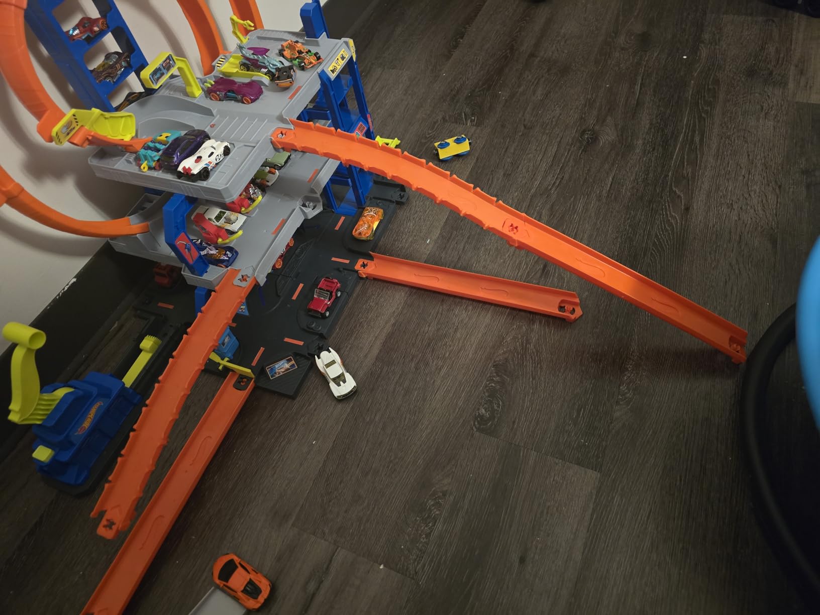 Track Creator Deluxe Pack with 2 1:64 Scale Toy Cars - 25 Feet of Speed Snap Track and Connectors customer photo 2