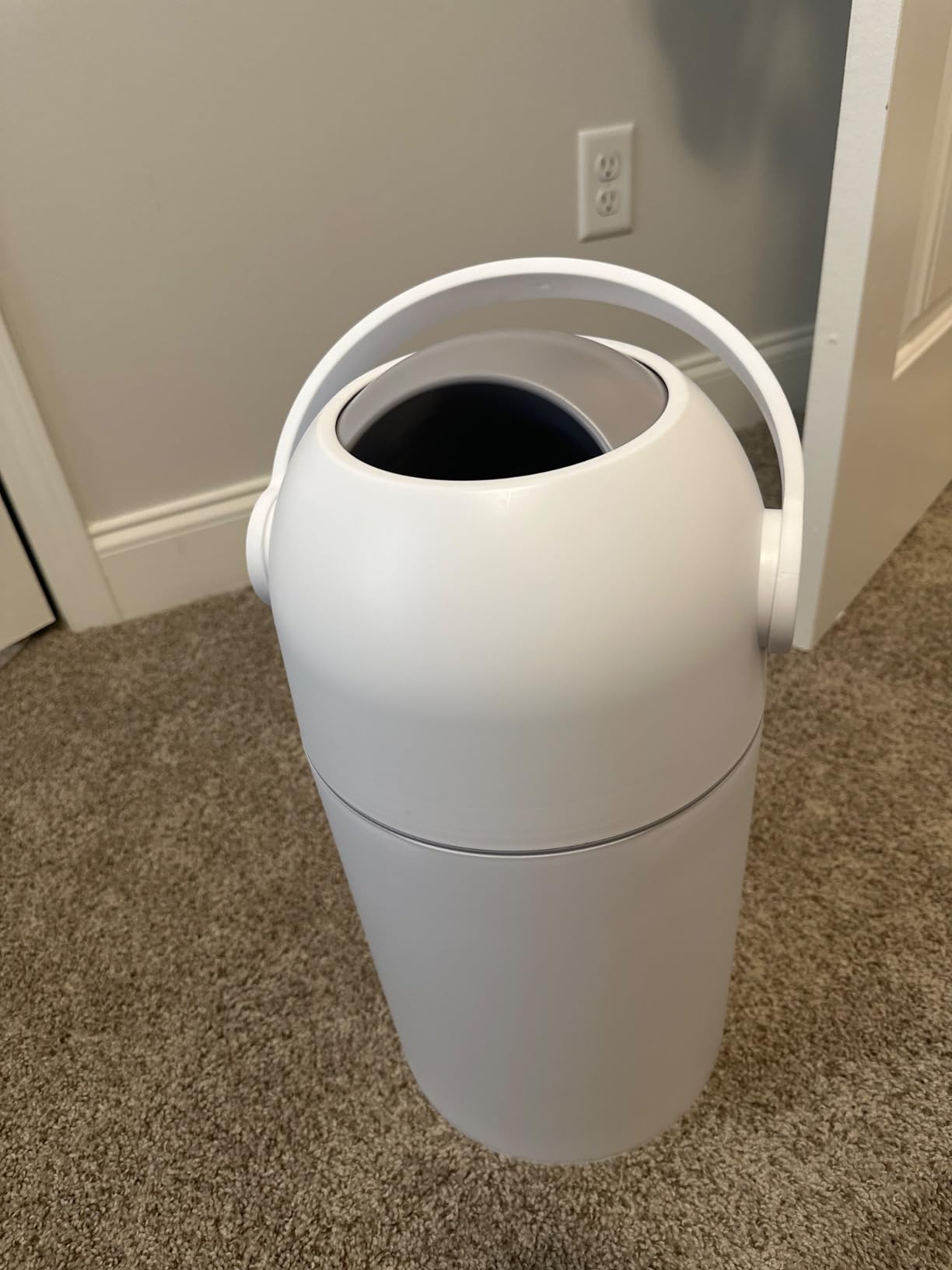 L.A. BABY Magic Diaper Pail - Patented 100% Odor-Free System with Child-Safe Lock - Award-Winning Design - No Refills Required - Works with Regular Trash Bags - White customer photo 2